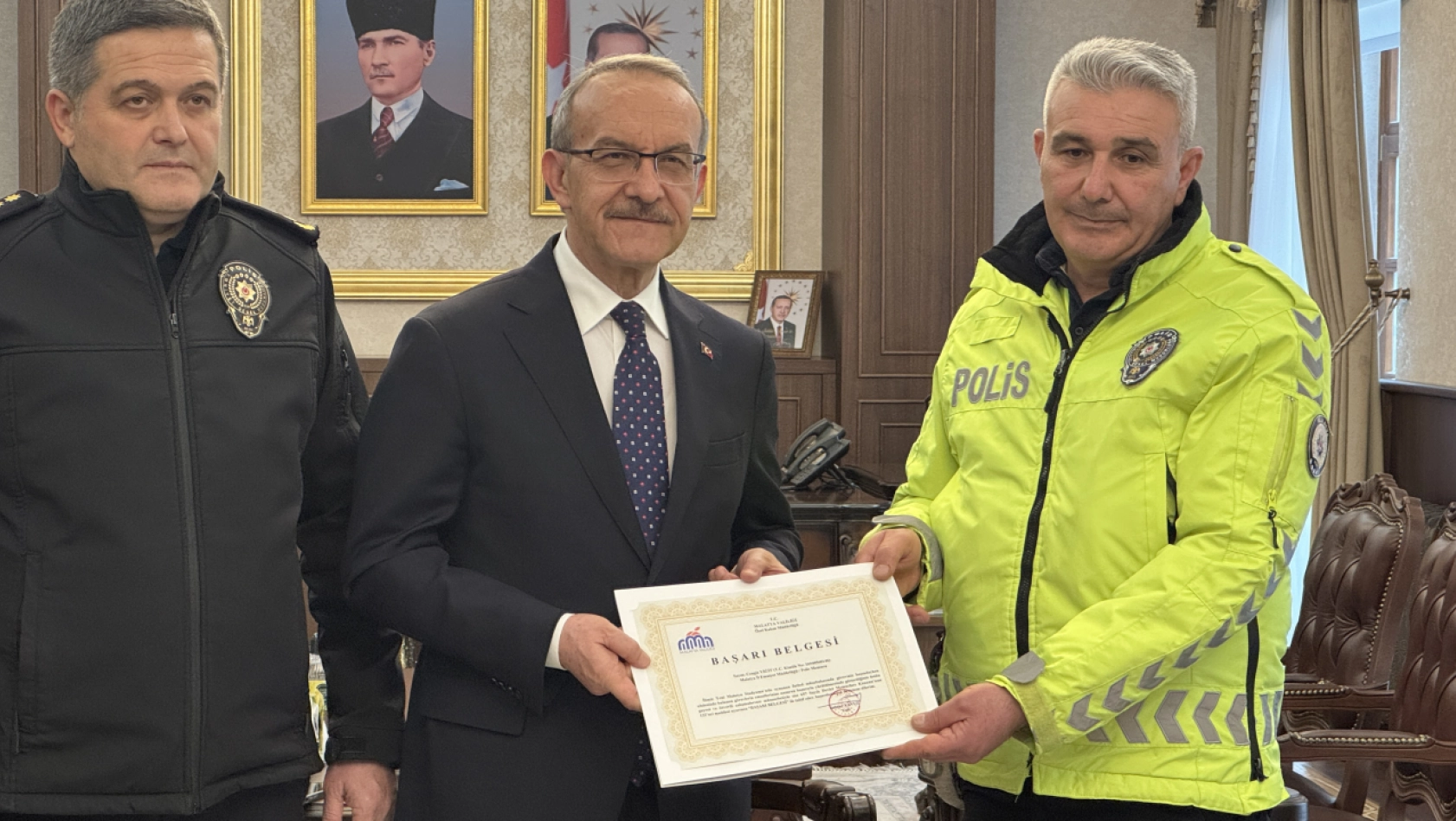 Islanan Ayakları Görüp Dayanamadı: Duyarlı Polis Örnek Davranışıyla Gönülleri Fethetti