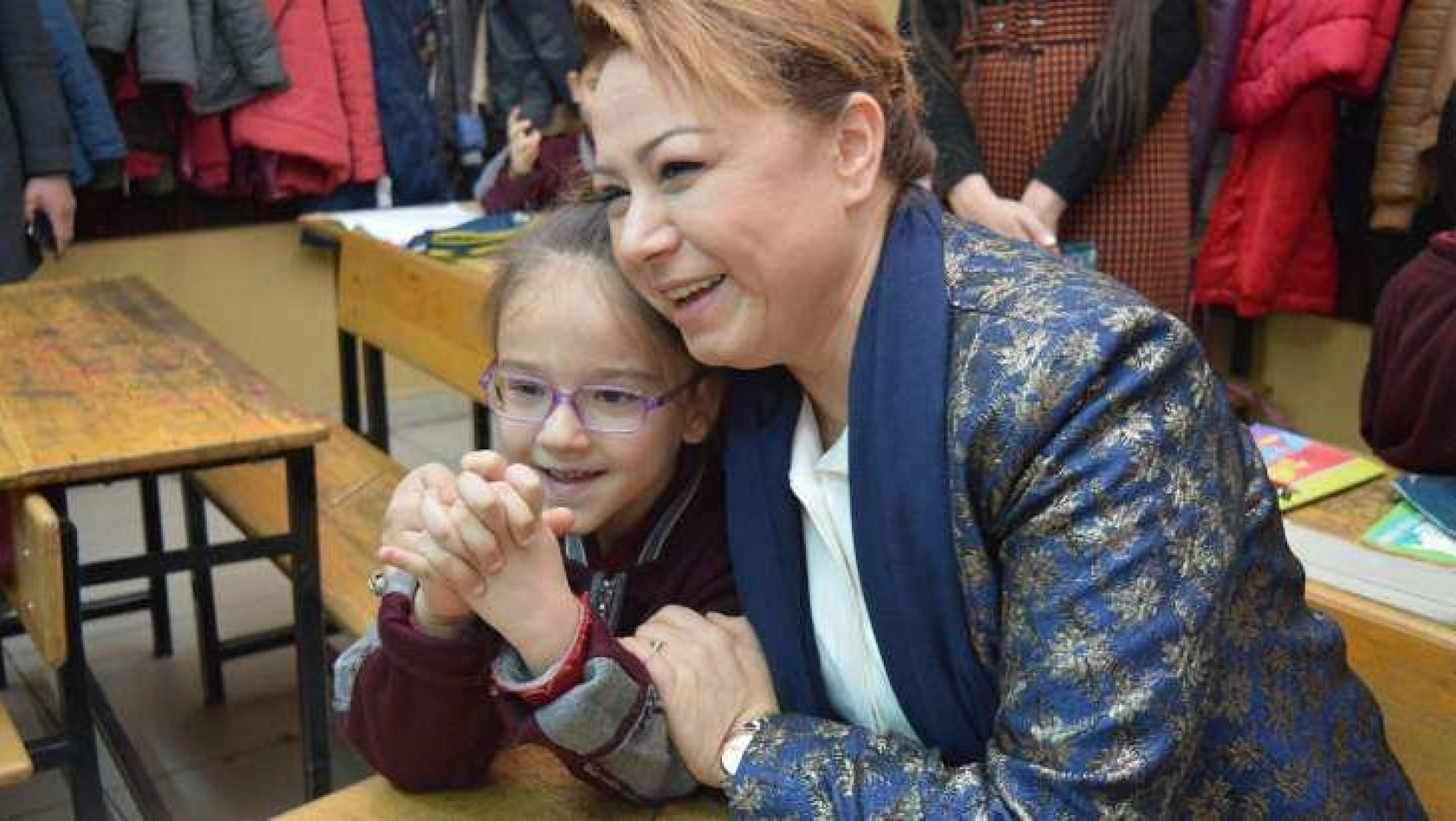 Karabulut, 'okuma sevincini' kendisi ile paylaşan minik öğrenciyi okulunda ziyaret etti