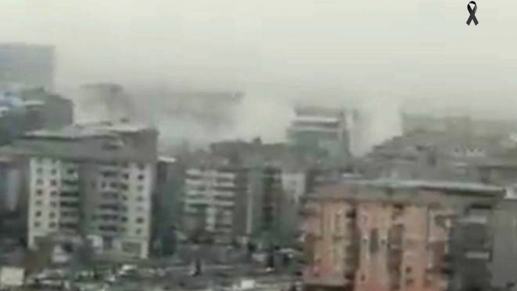 Malatya'da 5.6'lık depremde yıkılan binaların toz bulutu kamerada