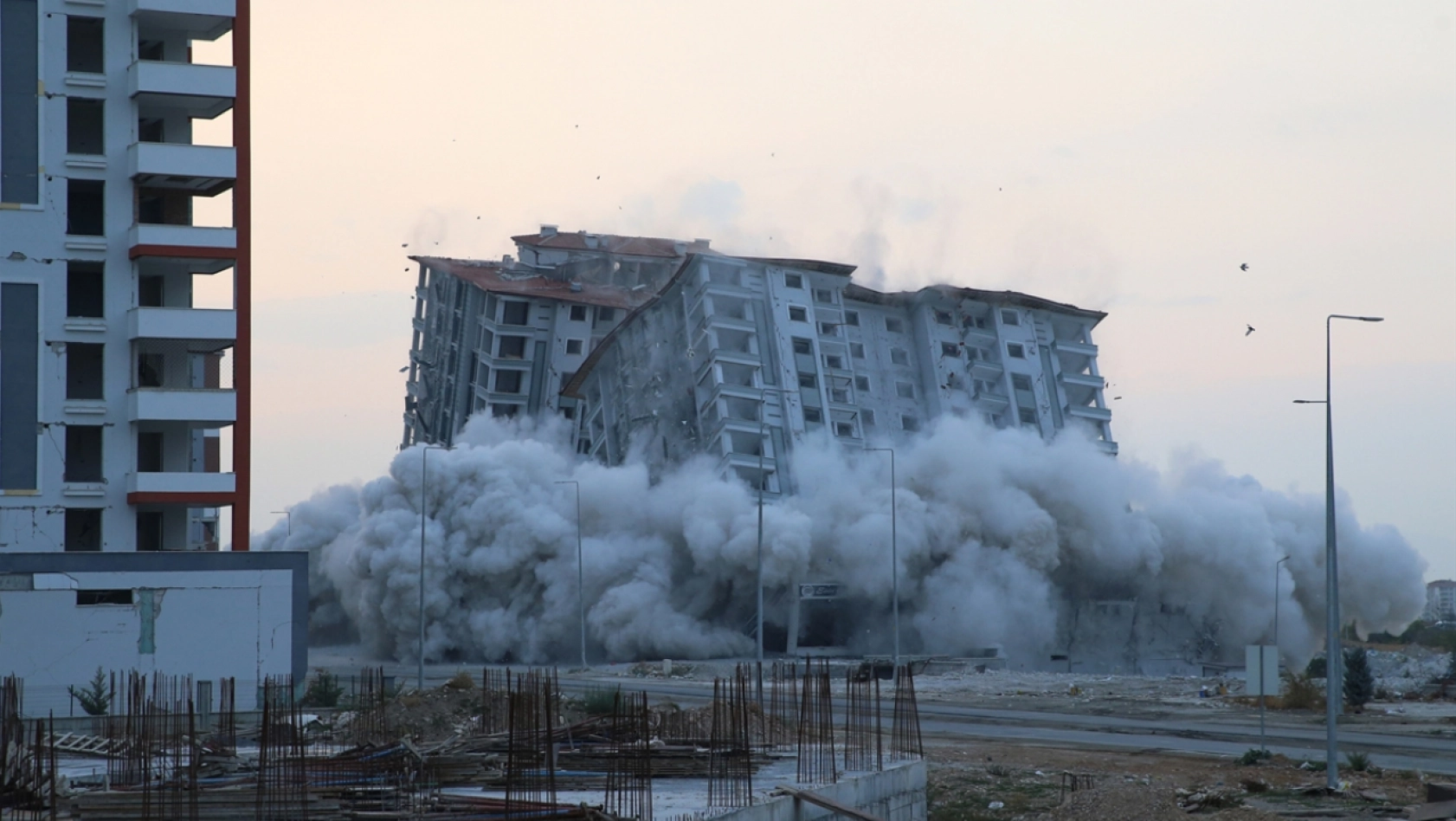 Malatya'da ağır hasarlı 15 katlı 2 bina patlayıcı kullanılarak yıkıldı