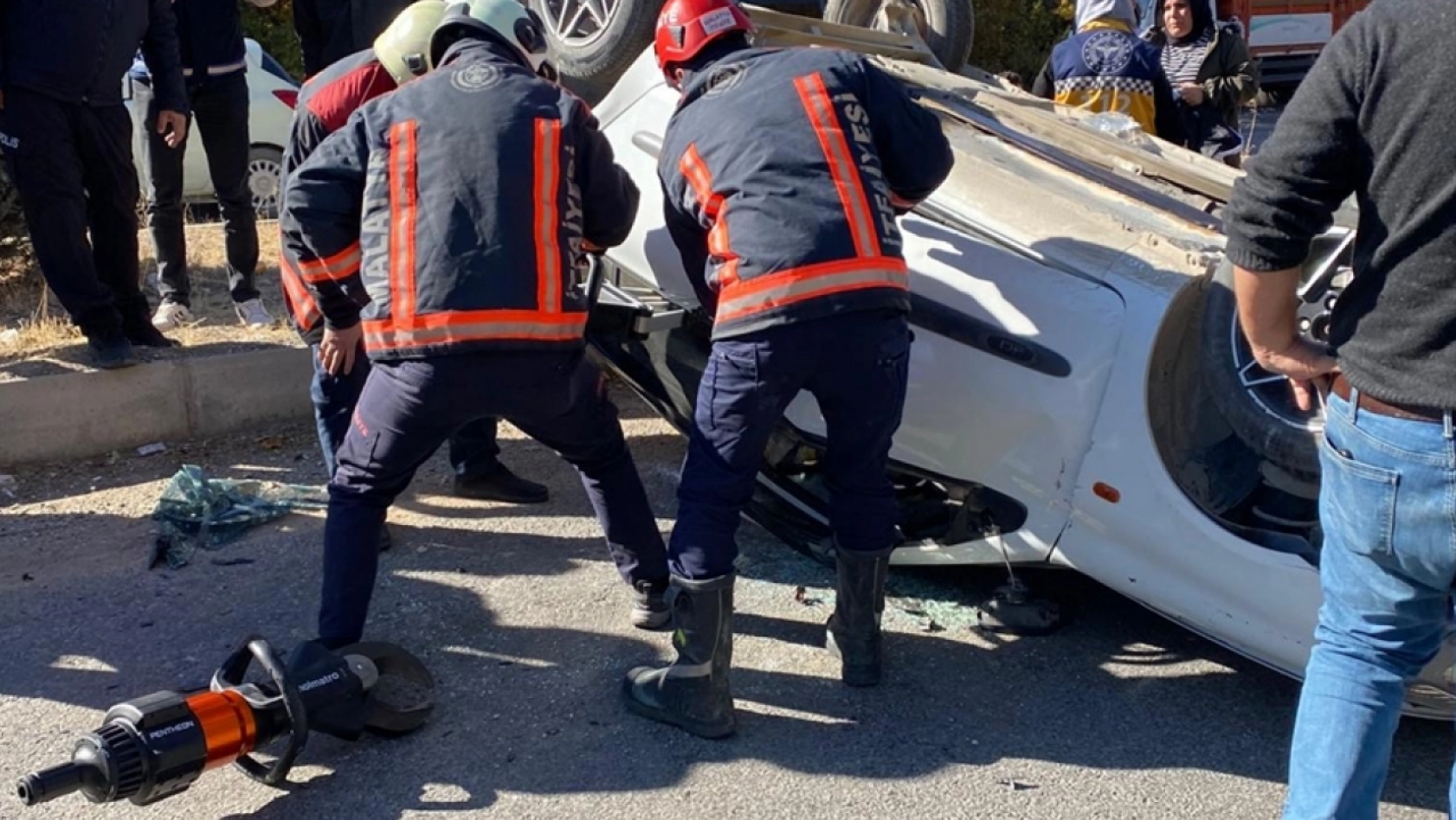 Malatya'da devrilen otomobildeki 2 kişi yaralandı