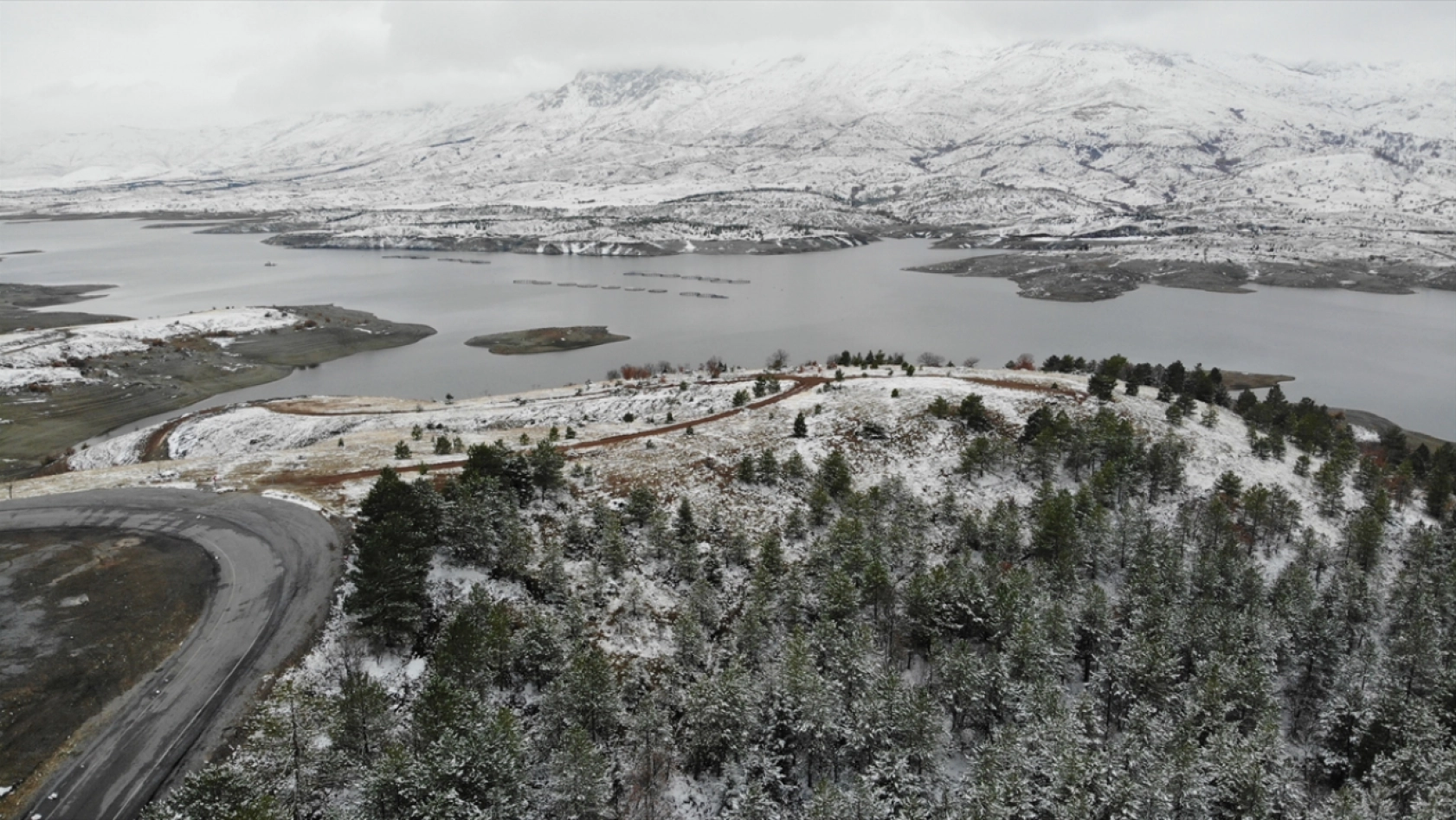 Malatya'da karla kaplanan Sürgü Barajı dronla görüntülendi