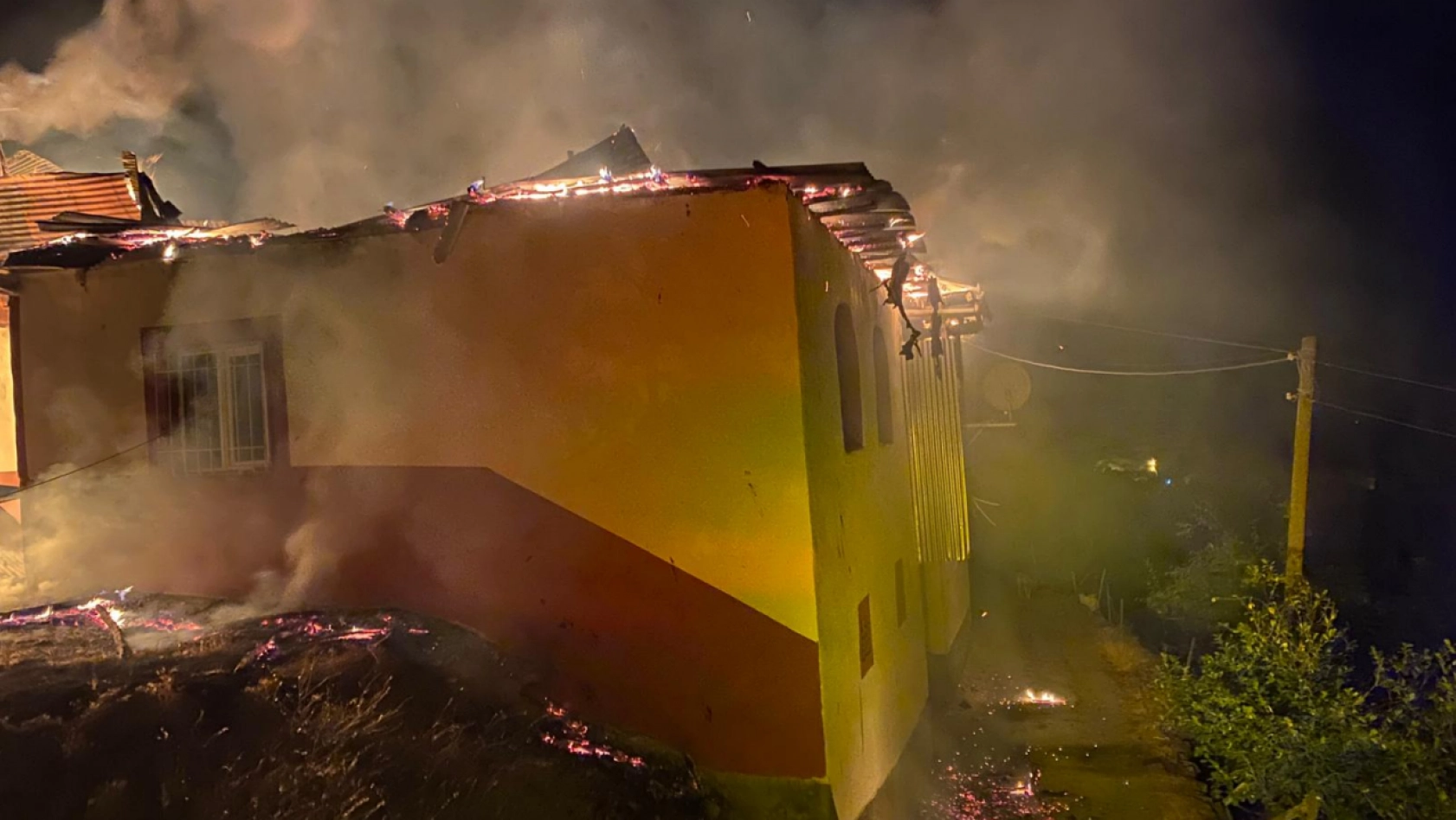 Malatya'da korkutan yangın: İtfaiye alevleri kontrol altına aldı