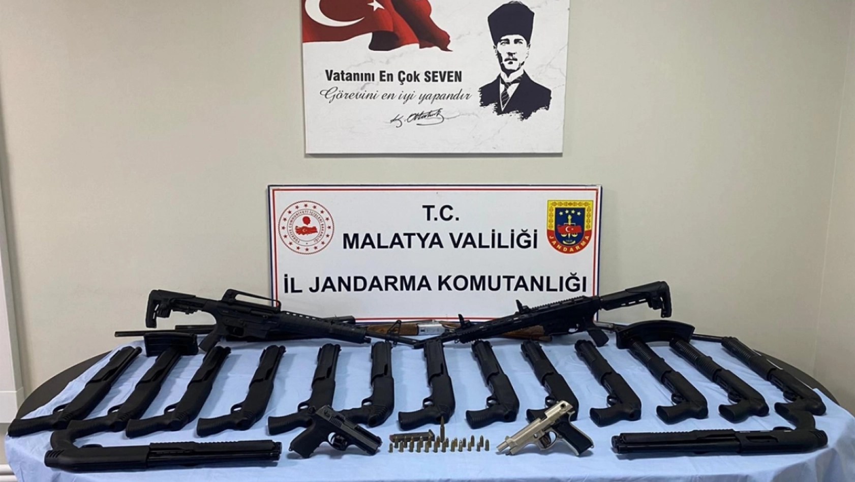 Malatya'da ruhsatsız 22 silah ele geçirildi