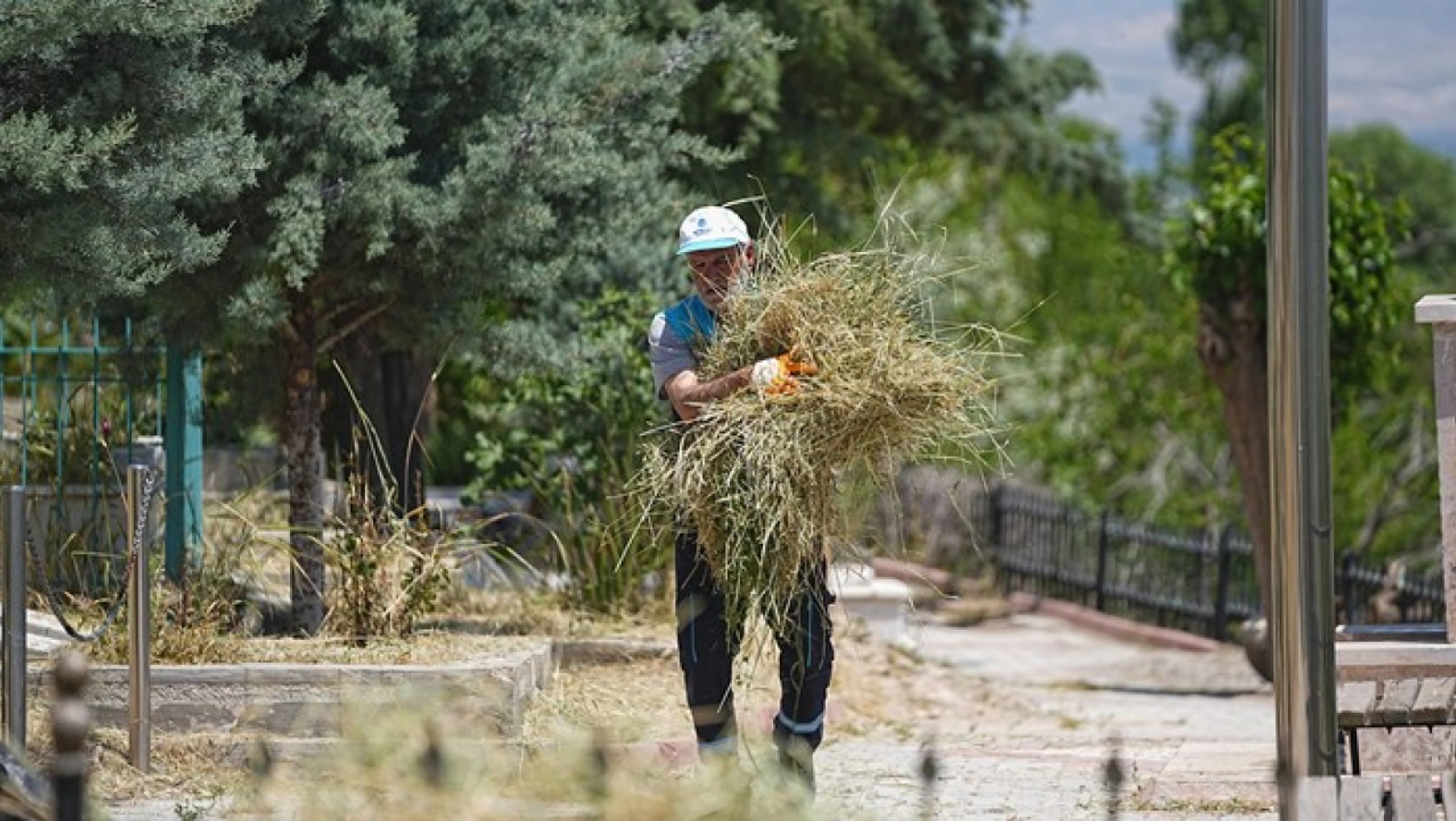 Mezarlıklarda Bahar ve Bayram Temizliği