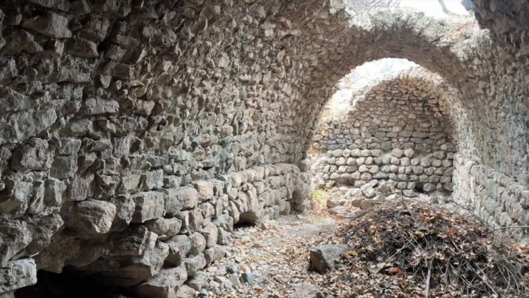 Nemrut Dağı eteklerinde yaklaşık 750 yıllık han ve köprü bulundu