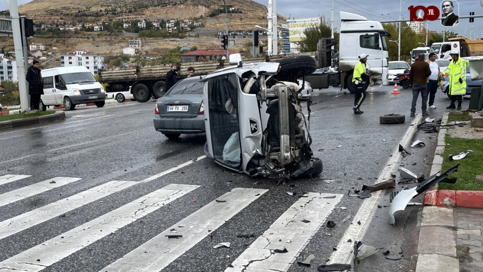 Otomobille çarpışan hafif ticari araç devrildi