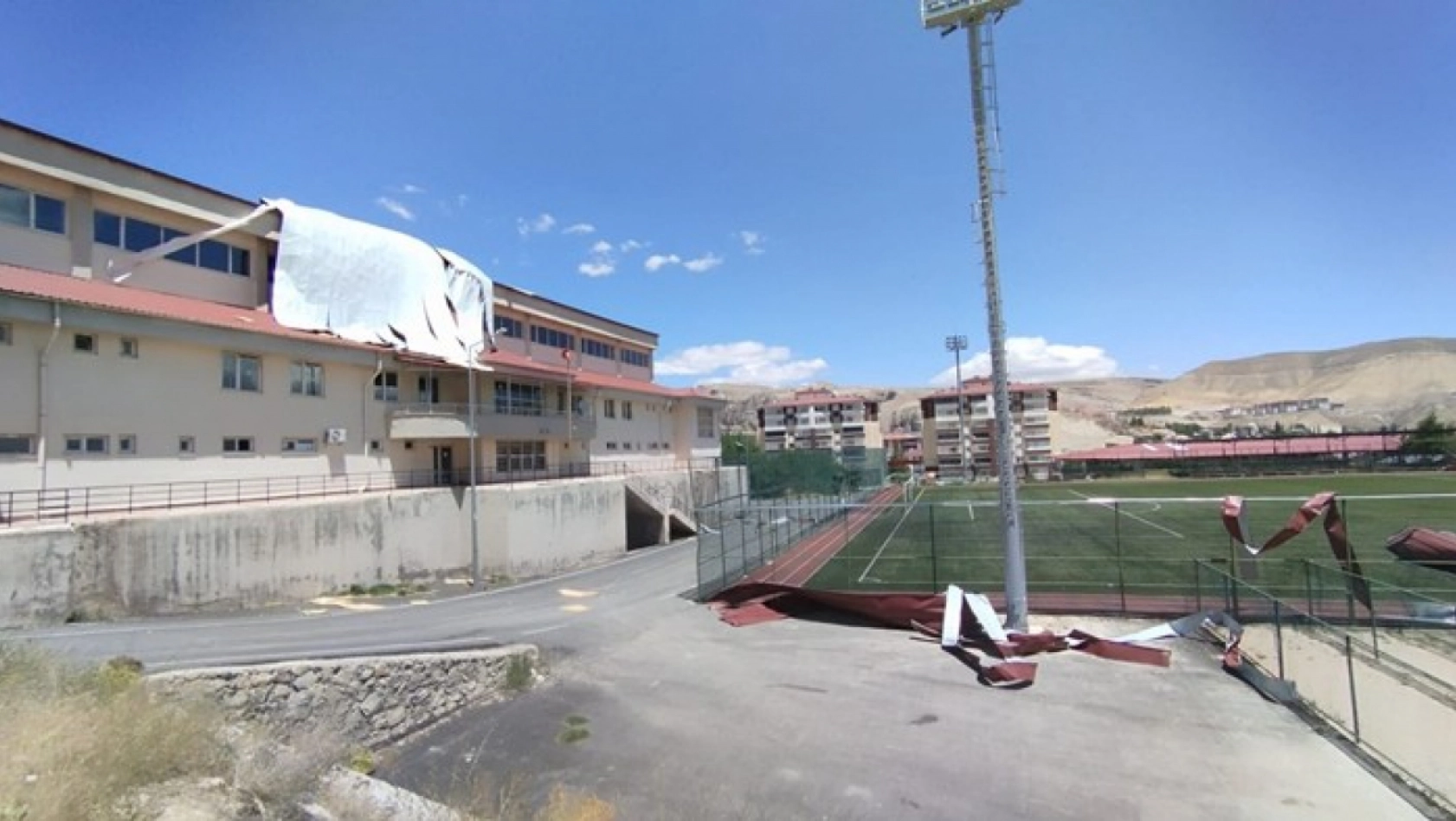 Şiddetli Rüzgar Spor Tesisini Vurdu