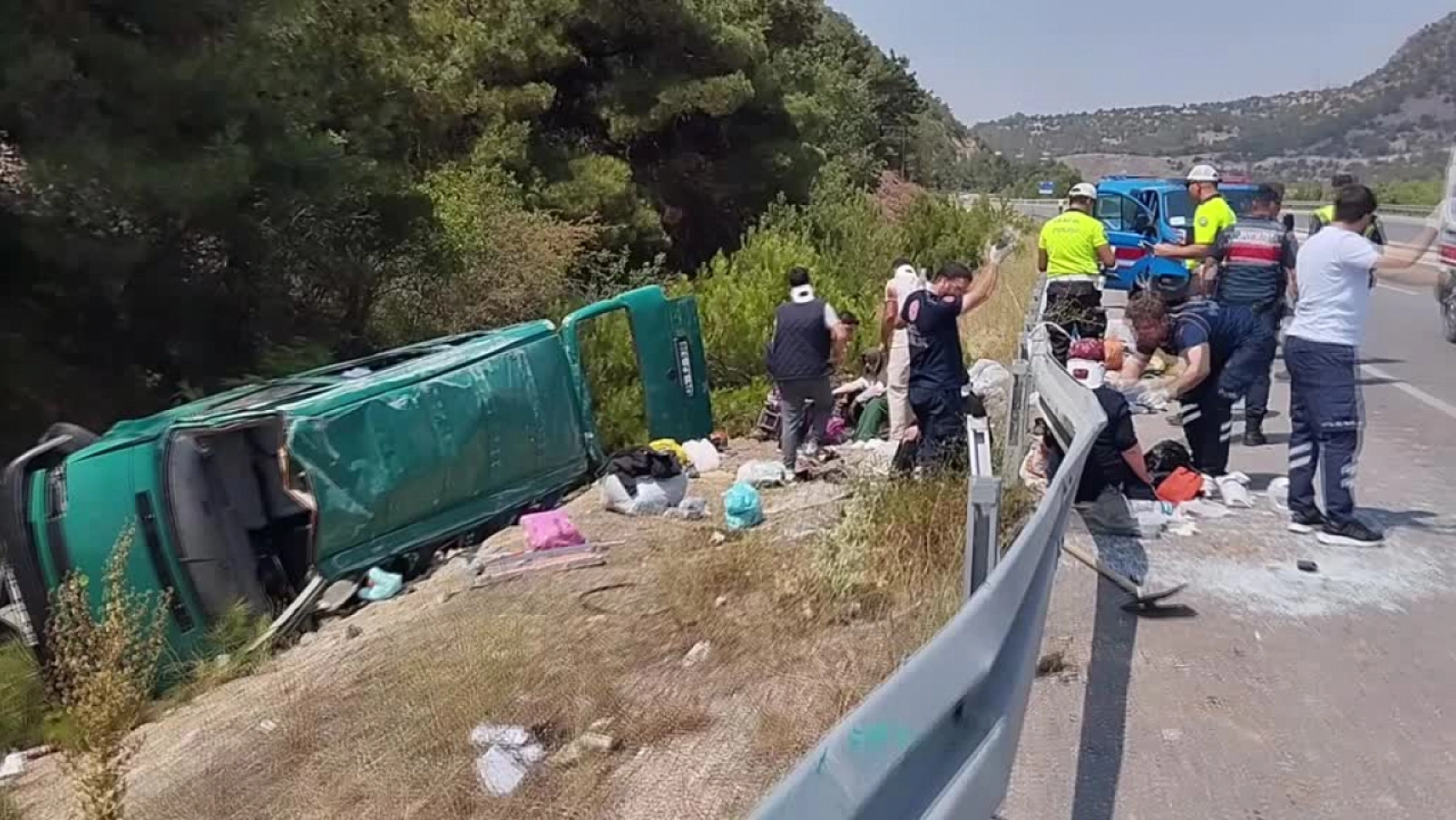 Sivas Koyulhisar'da Minibüs Devrildi: 13 Kişi Yaralandı