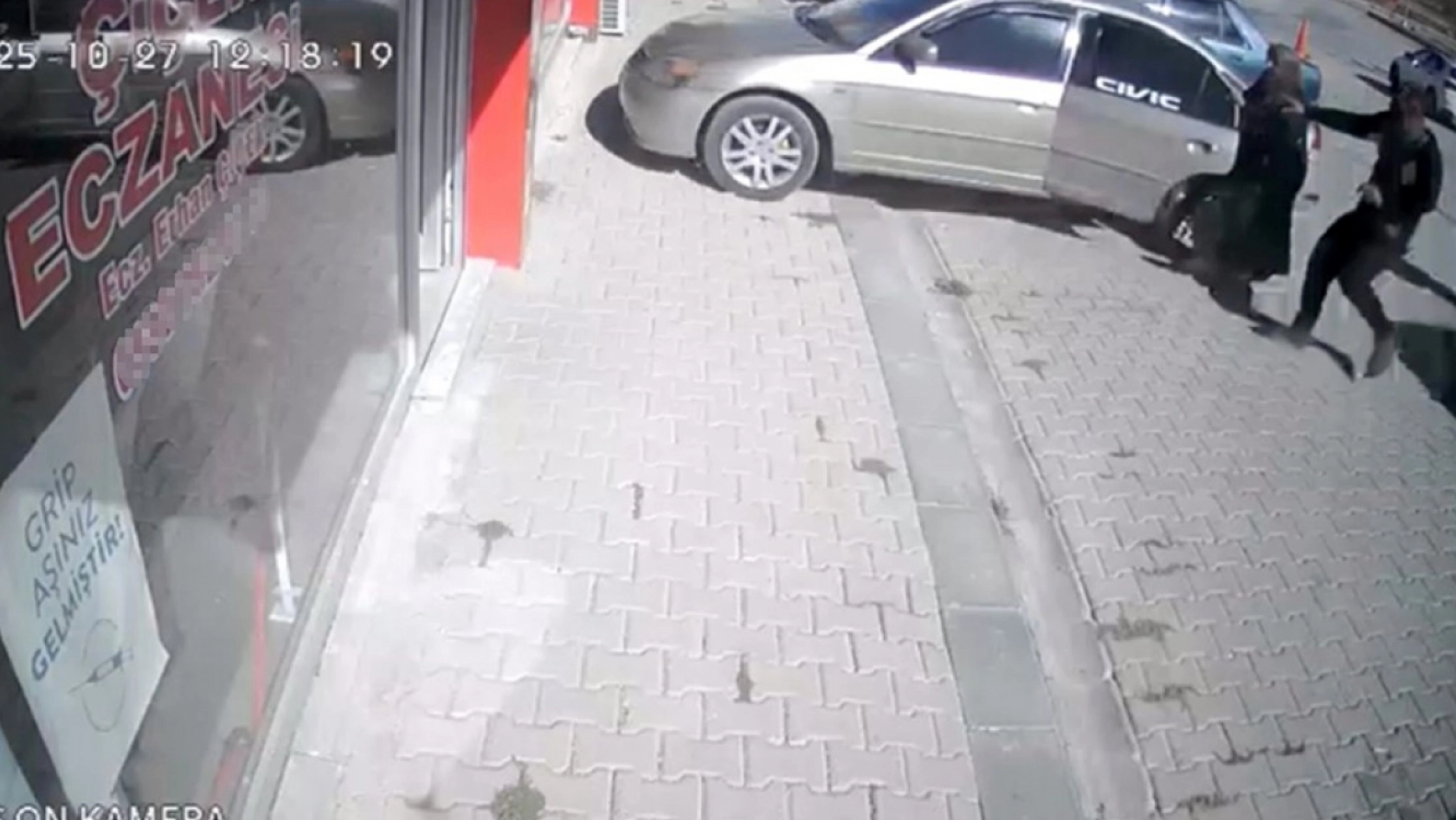 Sürücüsüz Otomobil İş Yerine Daldı: O Anlar Kamerada