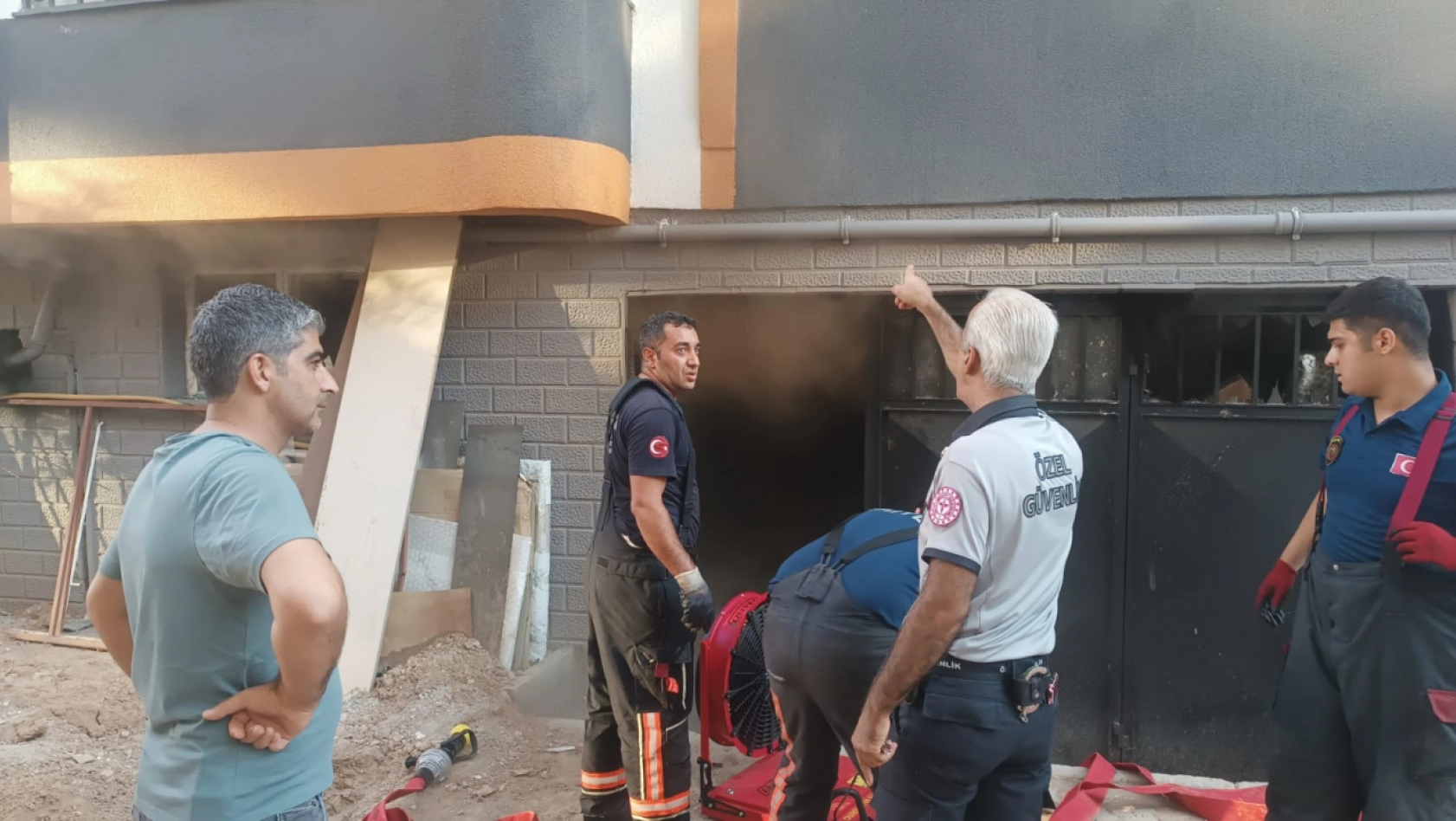 Turgut Özal Mahallesi'nde Depo Yangını Paniği