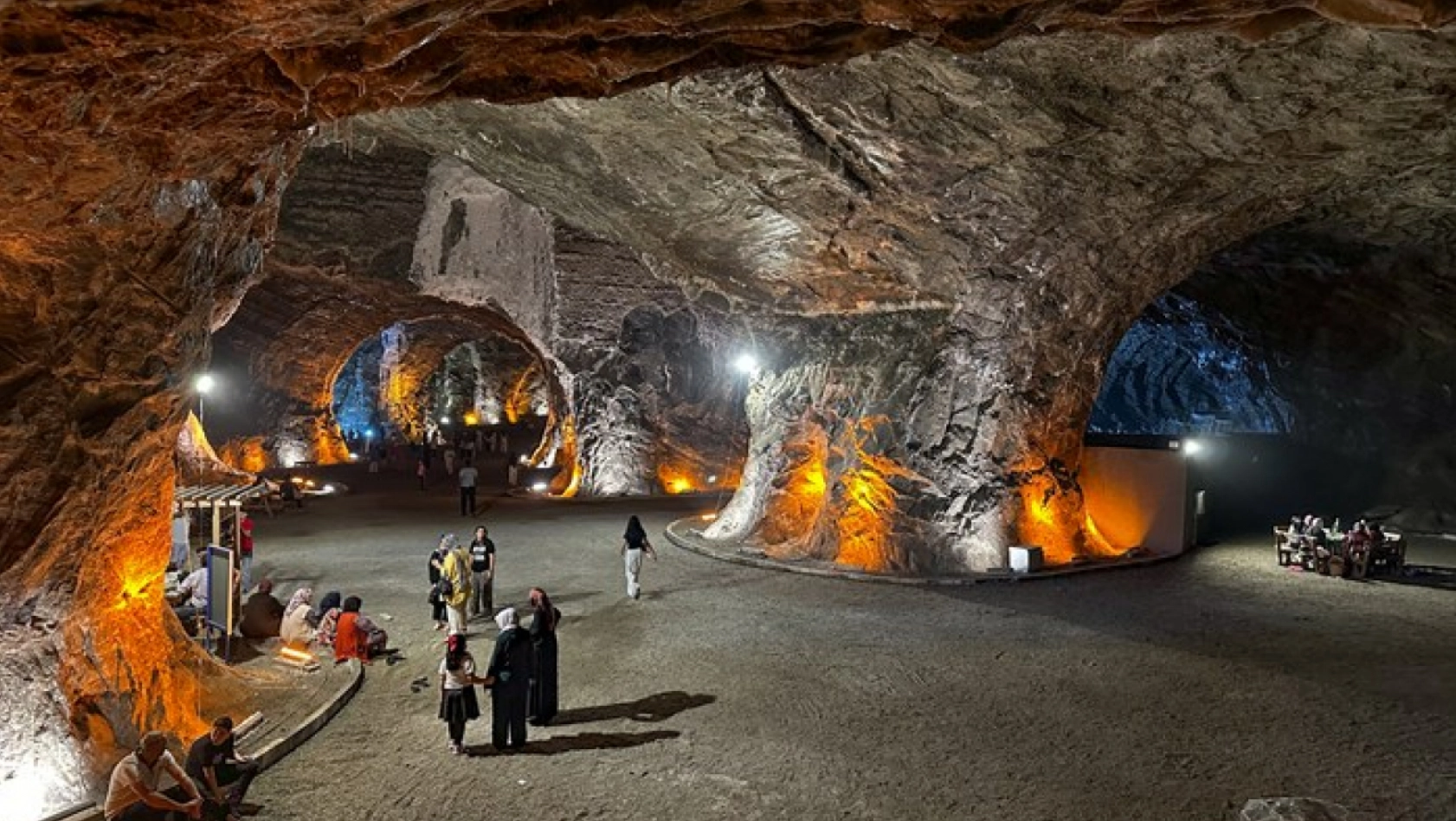 Tuz Mağaraları Sıcakta Serinlik Arayanların Uğrak Noktası Oldu