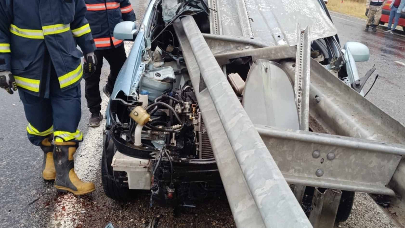 Van'da bariyere saplanan otomobilin sürücüsü yaralandı