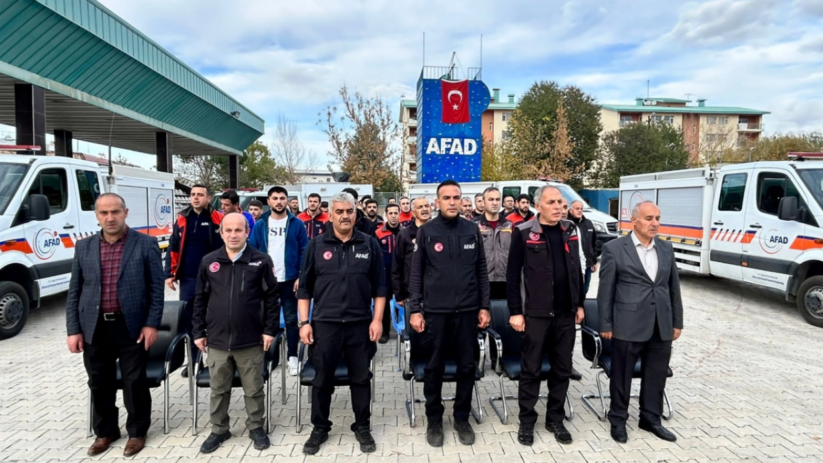 Van depreminde yaşamını yitirenler anıldı