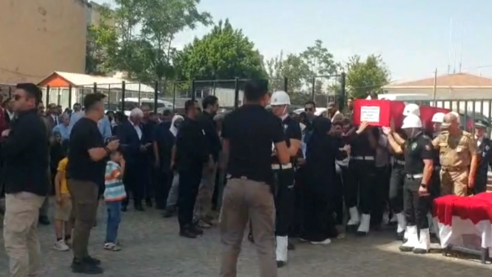 Yaşamını yitiren mahalle bekçisinin cenazesi defnedildi