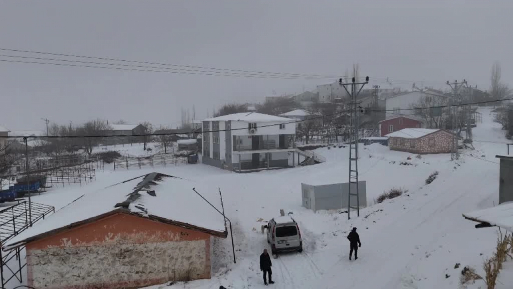 Yazın 2 bin nüfuslu köyde kışın yalnızca muhtar ve ailesi yaşıyor