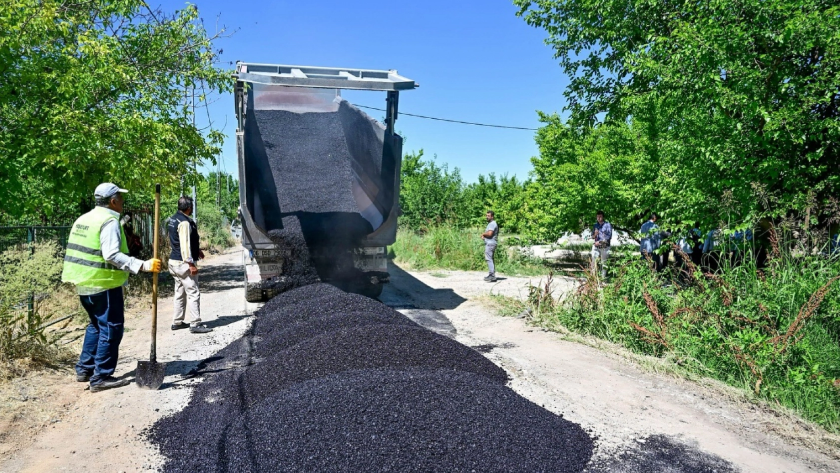 Yeşilyurt Belediyesi Kırsalda Hız Kesmiyor: Mahmutlu Yolları Yenileniyor