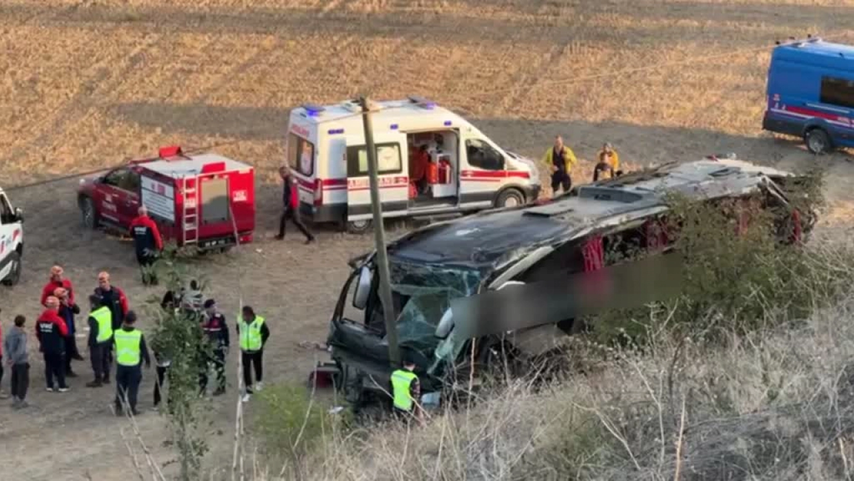 Yolcu otobüsünün devrildiği kazada 21 kişi yaralandı