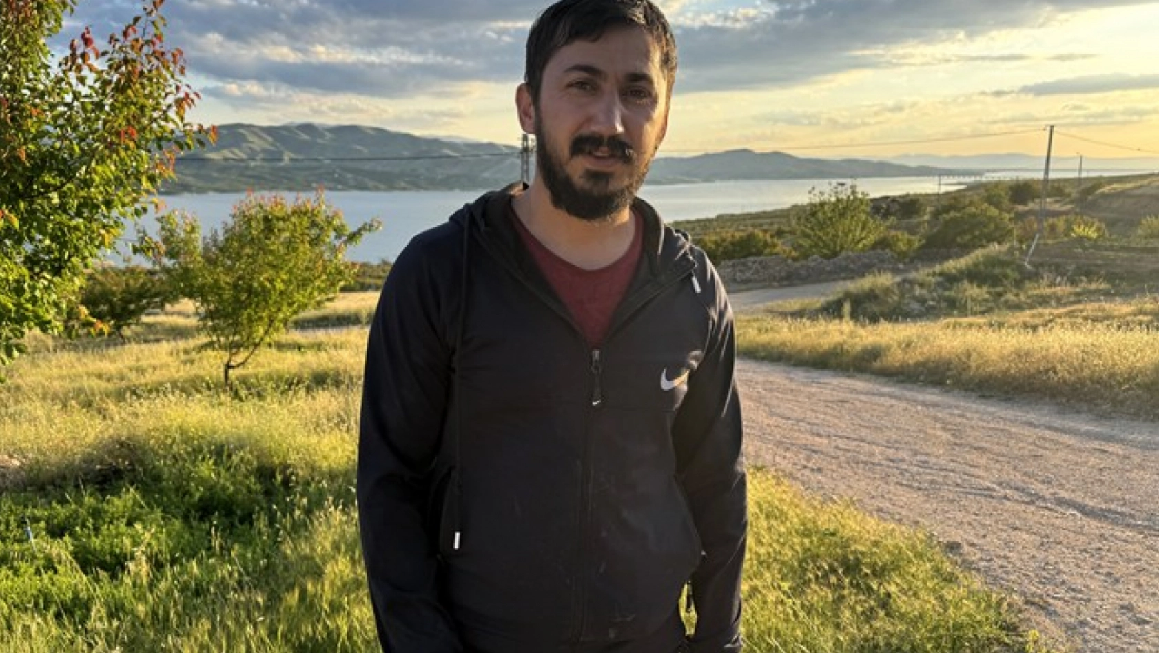 Yüksek gerilim hattına yuva yapan leylek 'Narin' Karakaya Baraj Gölü'nün simgesi oldu