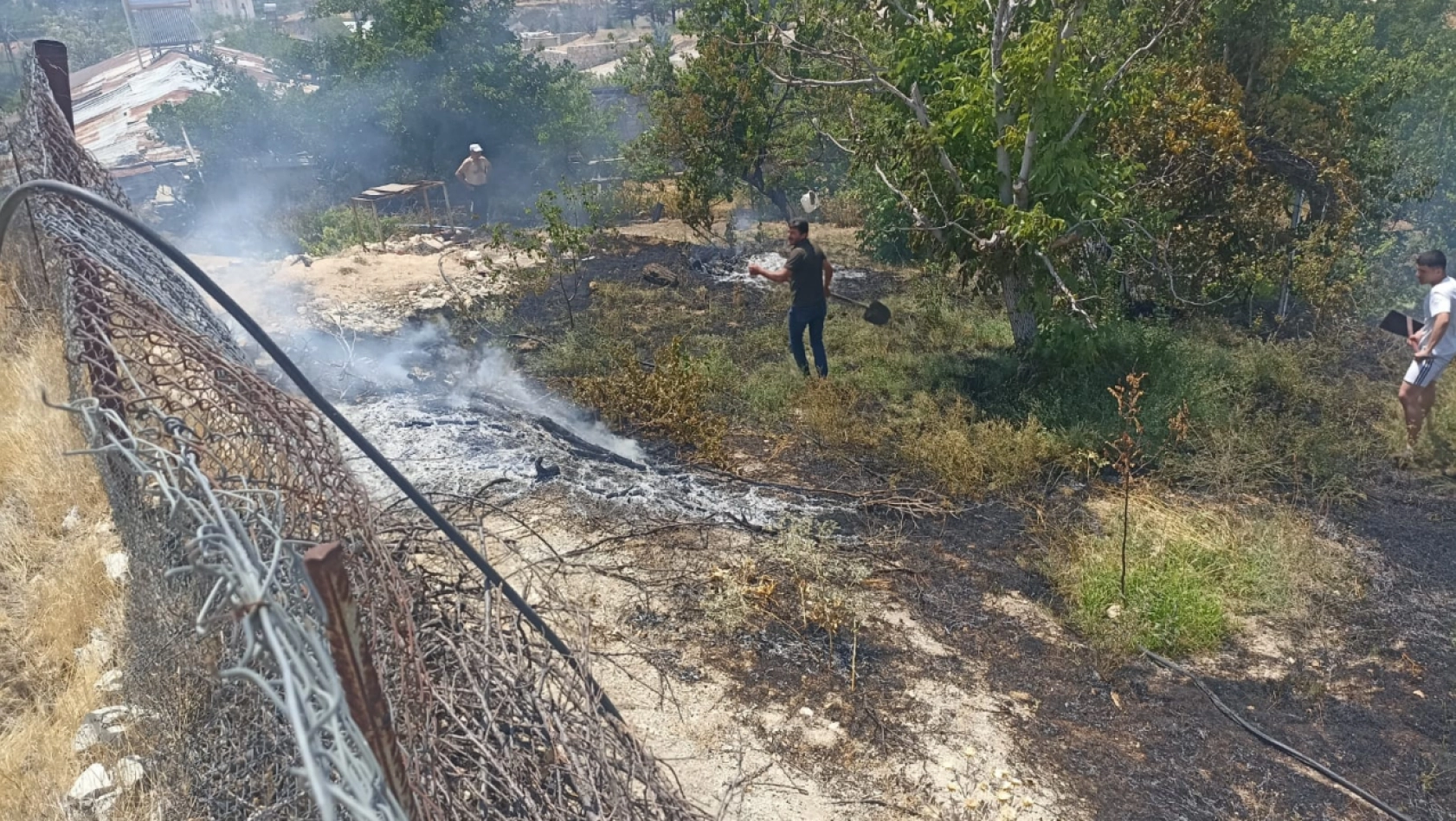 Zaviye Mahallesi'nde Yangın Korkuttu, Evlere Sıçramadan Söndürüldü