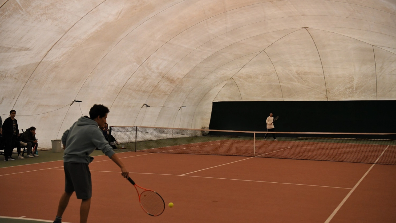 Balon Tenis Kortu'nda Okullar Arası İl Şampiyonası Heyecanı Yaşanıyor