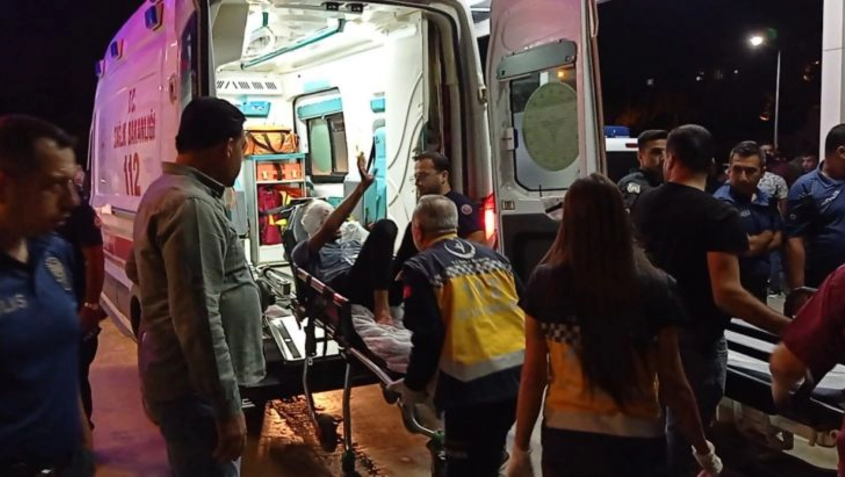 Başından vuruldu, el sallayarak ambulansa bindi