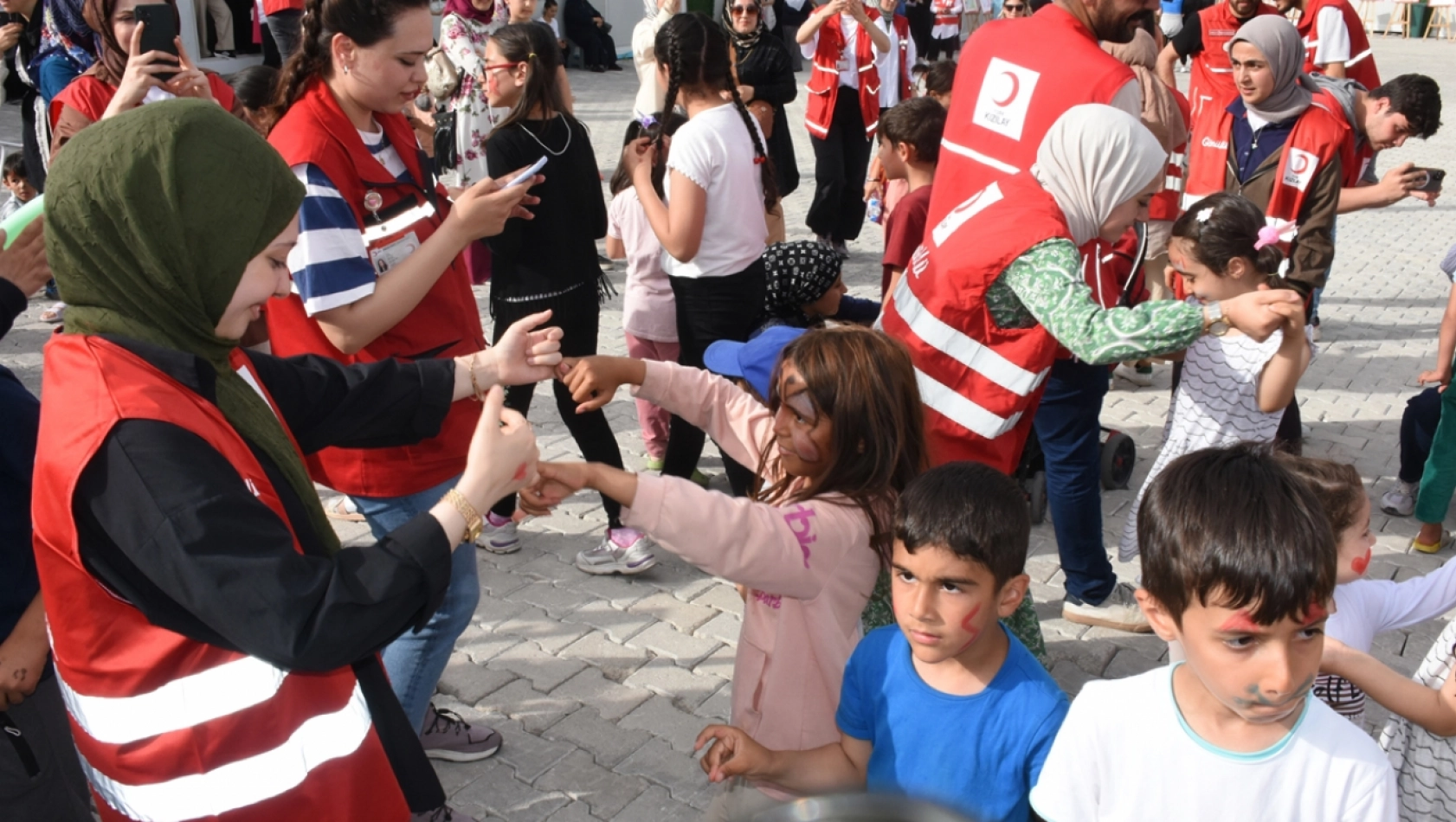 Depremzede çocuklar Türk Kızılay ile 23 Nisan'ı kutladı