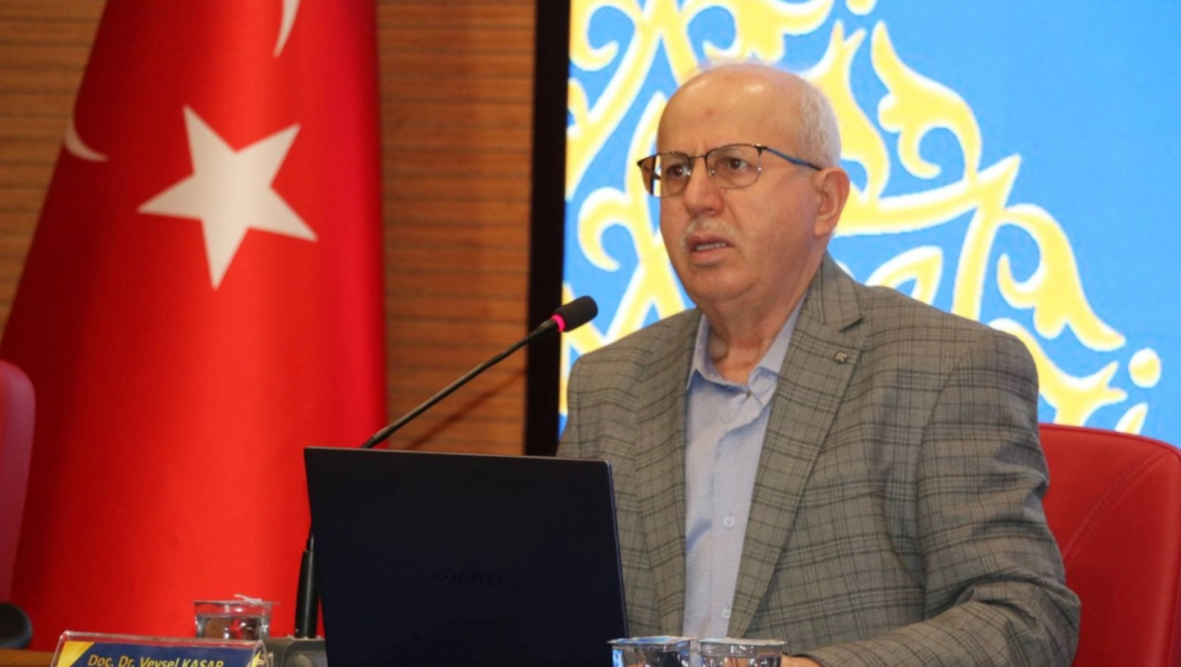 Doç. Dr. Kasar: Namaz, insana ilahi kanunlara uyma alışkanlığı kazandırıyor