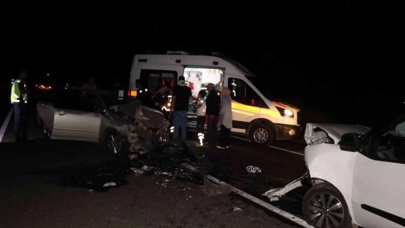 Oltu'da iki araç kafa kafaya çarpıştı: 4 yaralı
