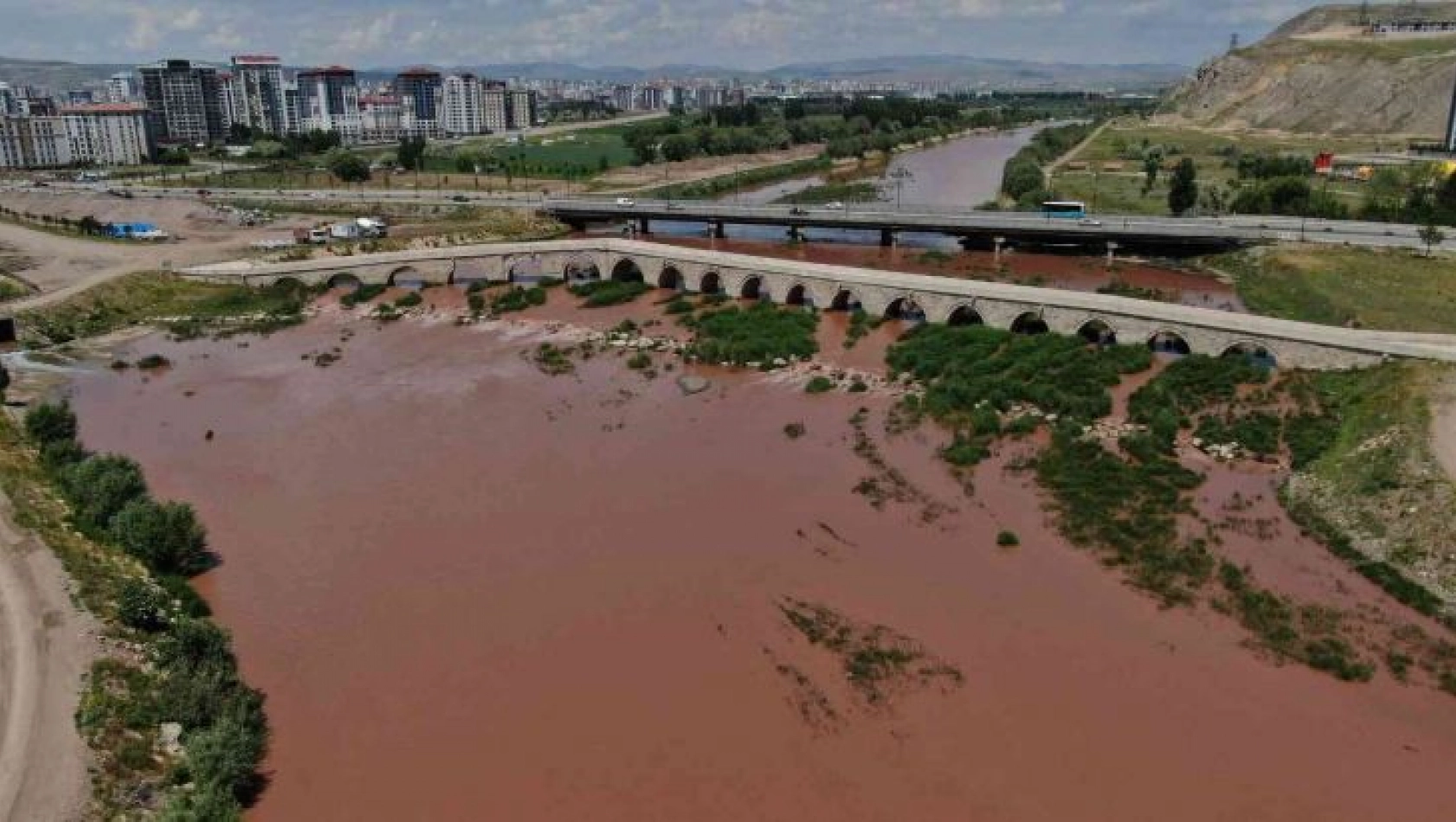 Sağnak yağışlar Kızılırmağı kızıla bürüdü