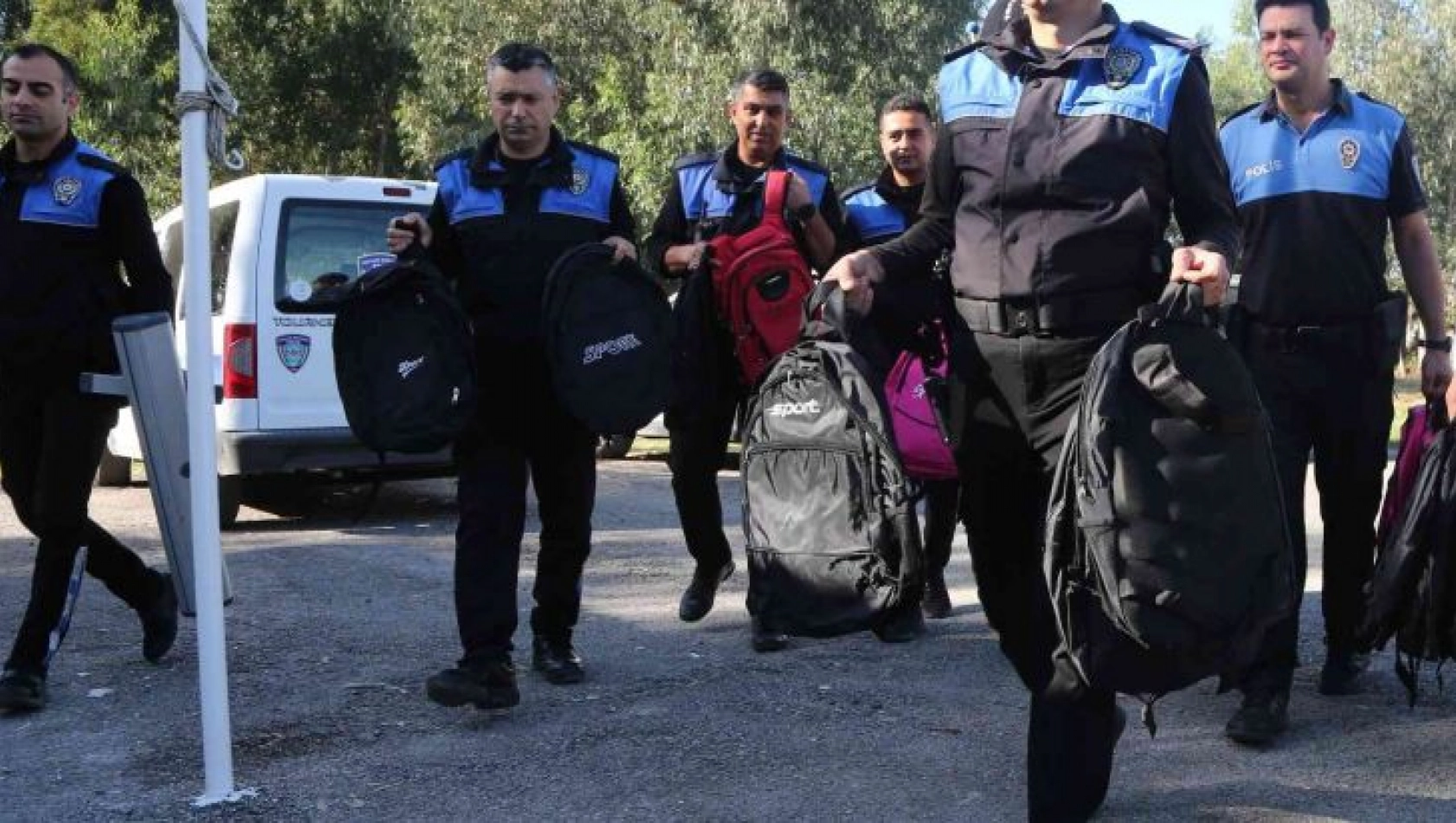 Tarım işçisi ailelerin çocuklarının yüzünü polis güldürdü