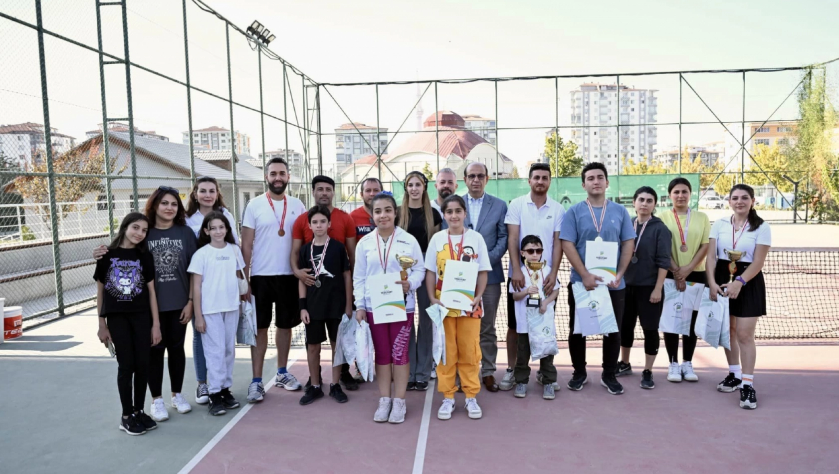 Tenis Tutkunları, Yeşilyurt Belediyesi Tenis Turnuvası'nda Hünerlerini Sergiledi 