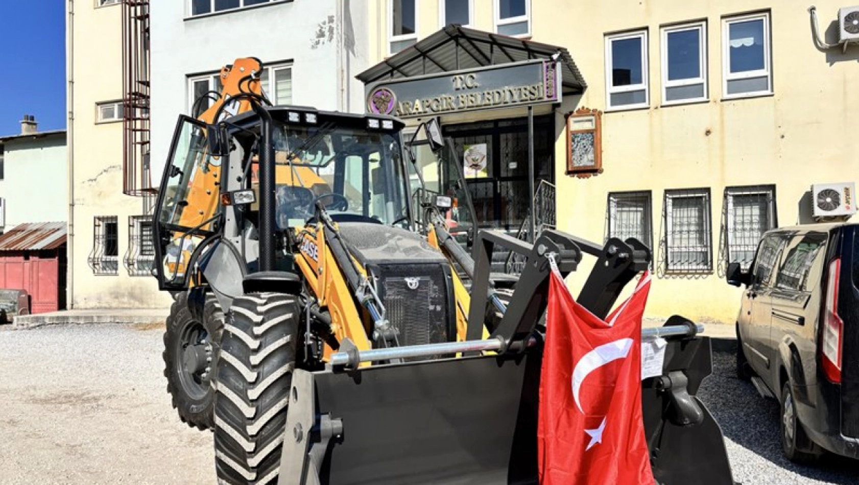 Türkiye Belediyeler Birliği tarafından Arapgir'e İş Makinesi