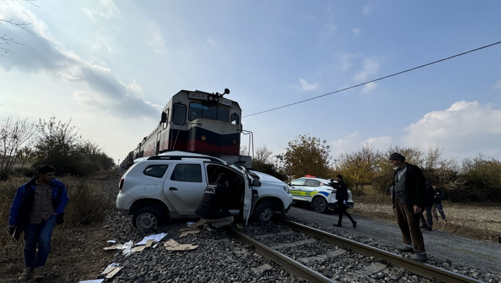 Yük treninin otomobile çarpması sonucu 2 kişi yaralandı