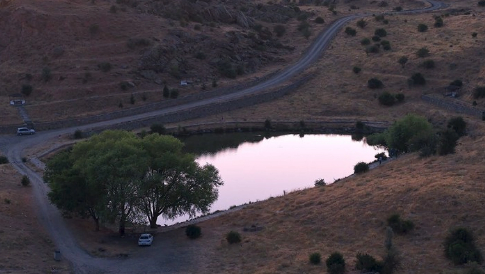 Dipsiz Göl'de Gün Batımının Büyüleyici Manzarası Dronla Görüntülendi