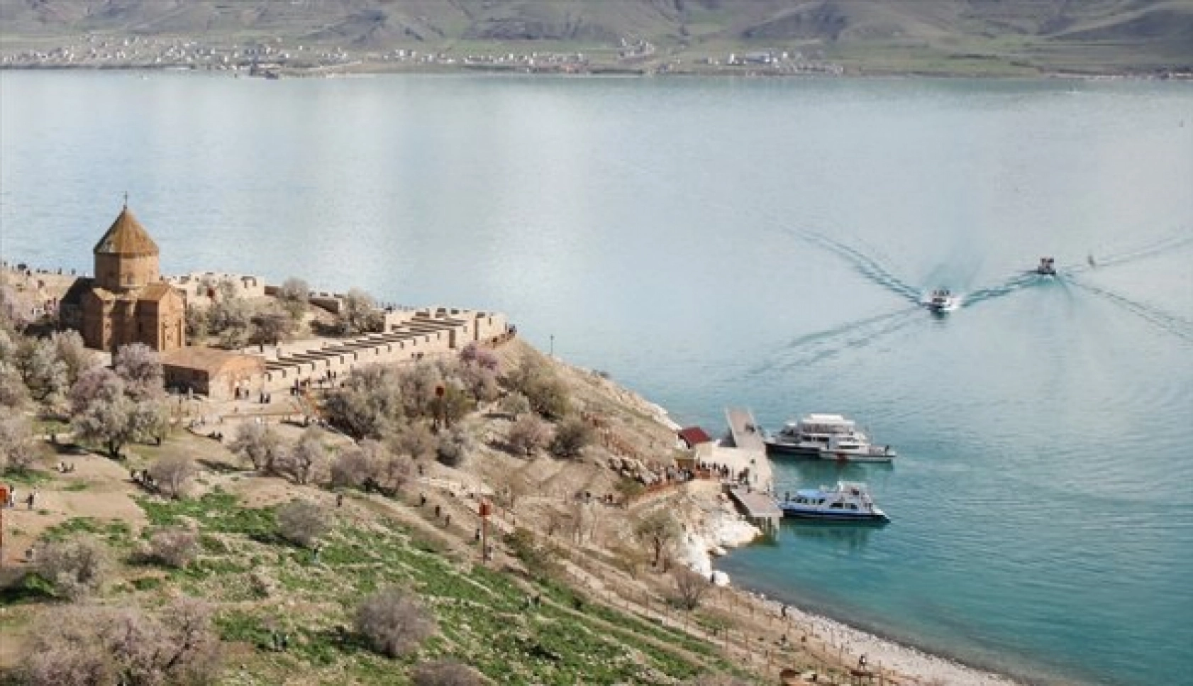 Van'da turizmin gözdesi Akdamar Adası