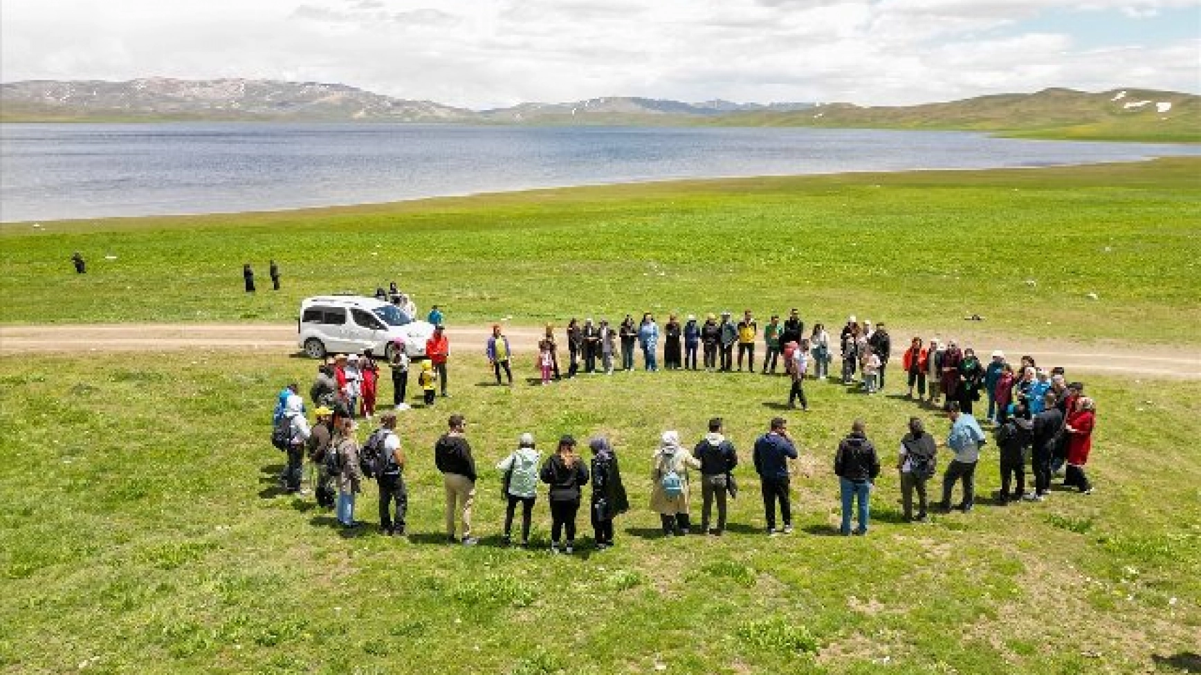 Van'daki yeşille mavinin buluştuğu Keşiş Gölü'nün çevresinde doğa yürüyüşü