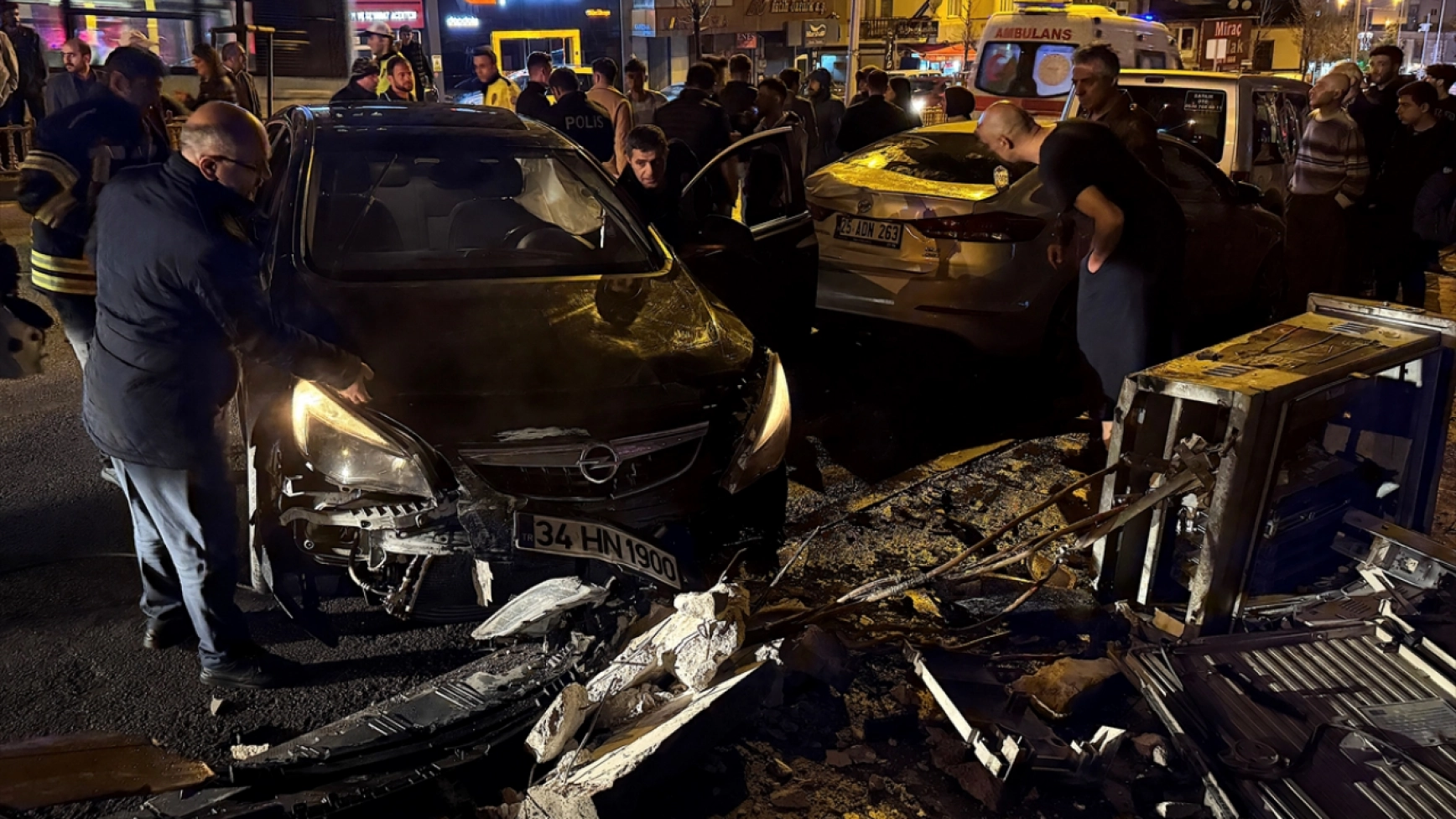 Erzurum'da trafoya çarptıktan sonra devrilen otomobildeki 2 kişi yaralandı