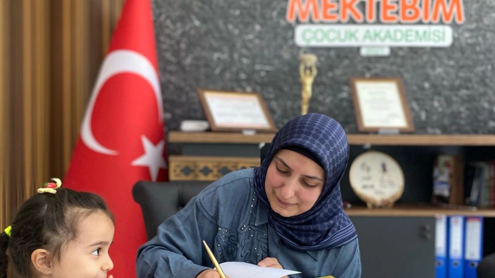 Siyasetçi-Eğitimci-Yazar Asuman Sarıtaç çocuk kitaplarını imzaladı.