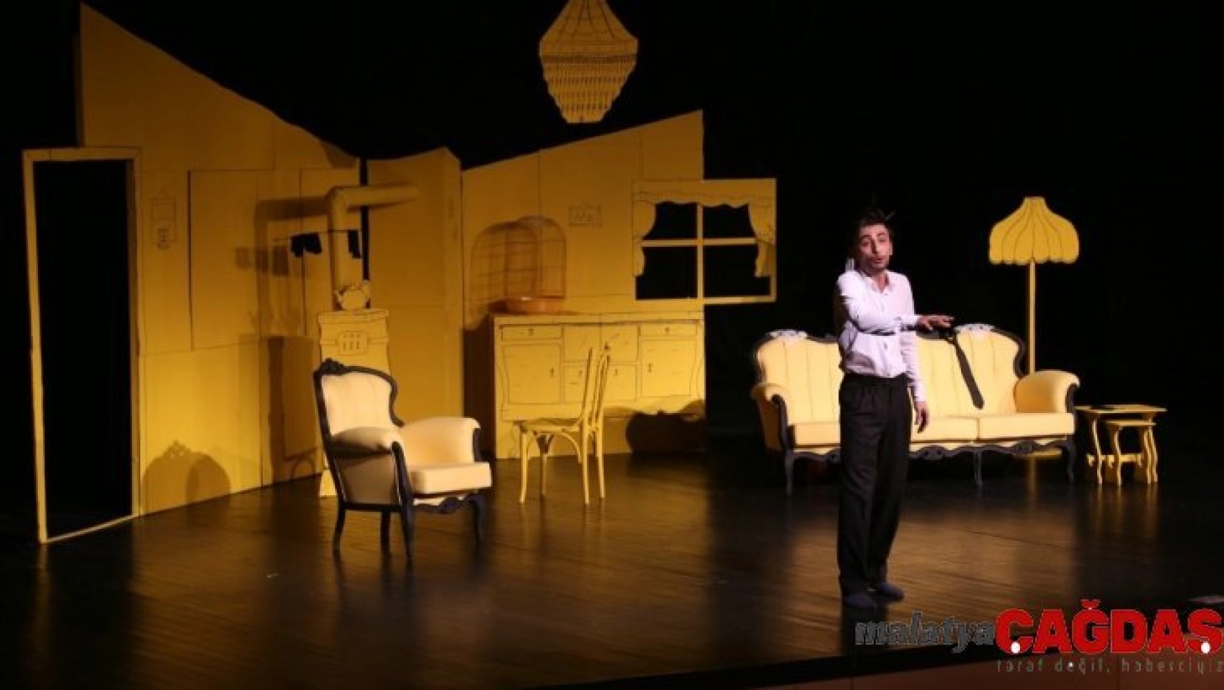 'İkinci Dereceden İşsizlik Yanığı' oyunu Ankara'da sahnelendi
