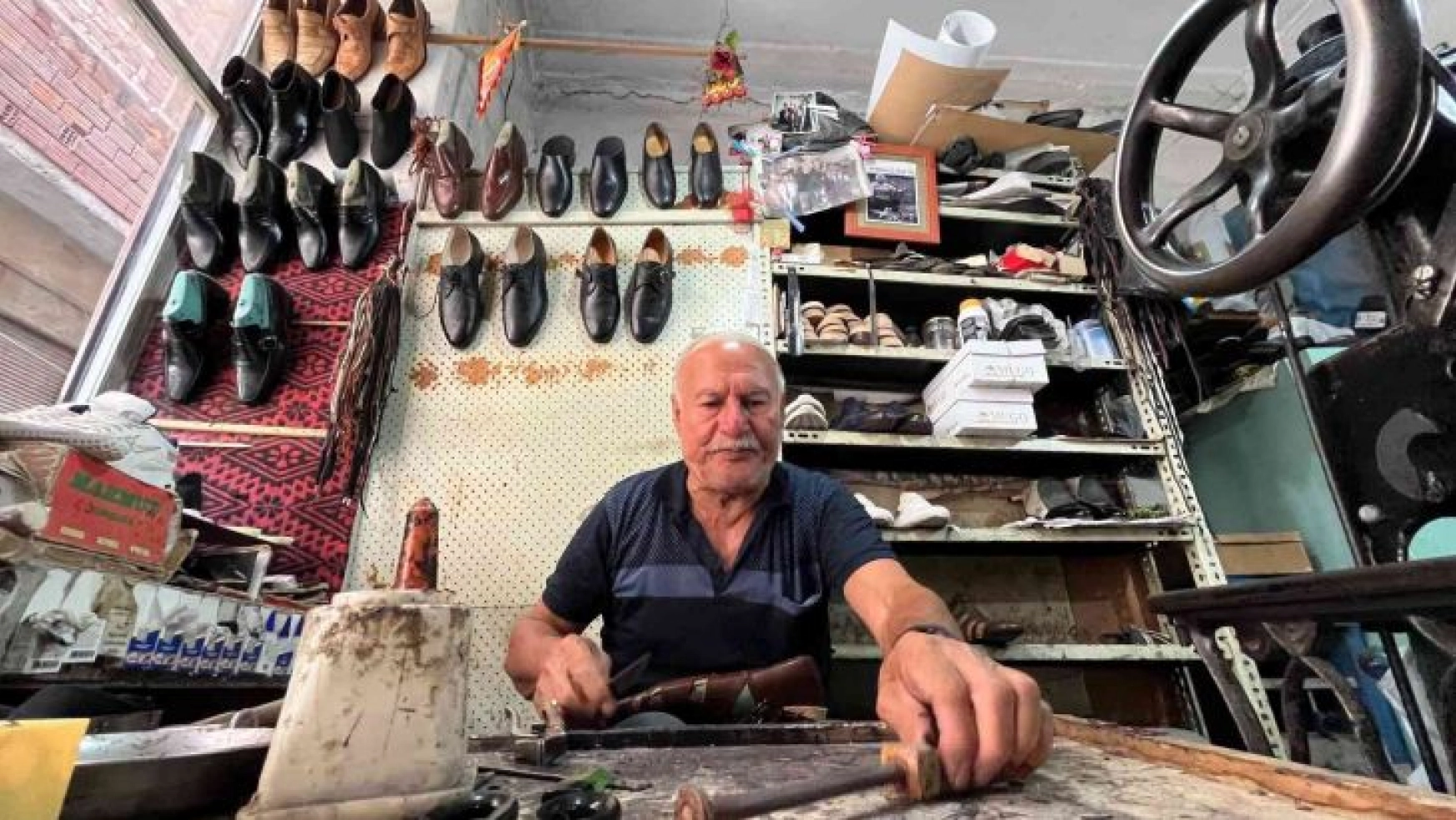 10 metrekarelik dükkanında el dikimi ayakkabı imalatını ilk günkü heyecanla yapıyor