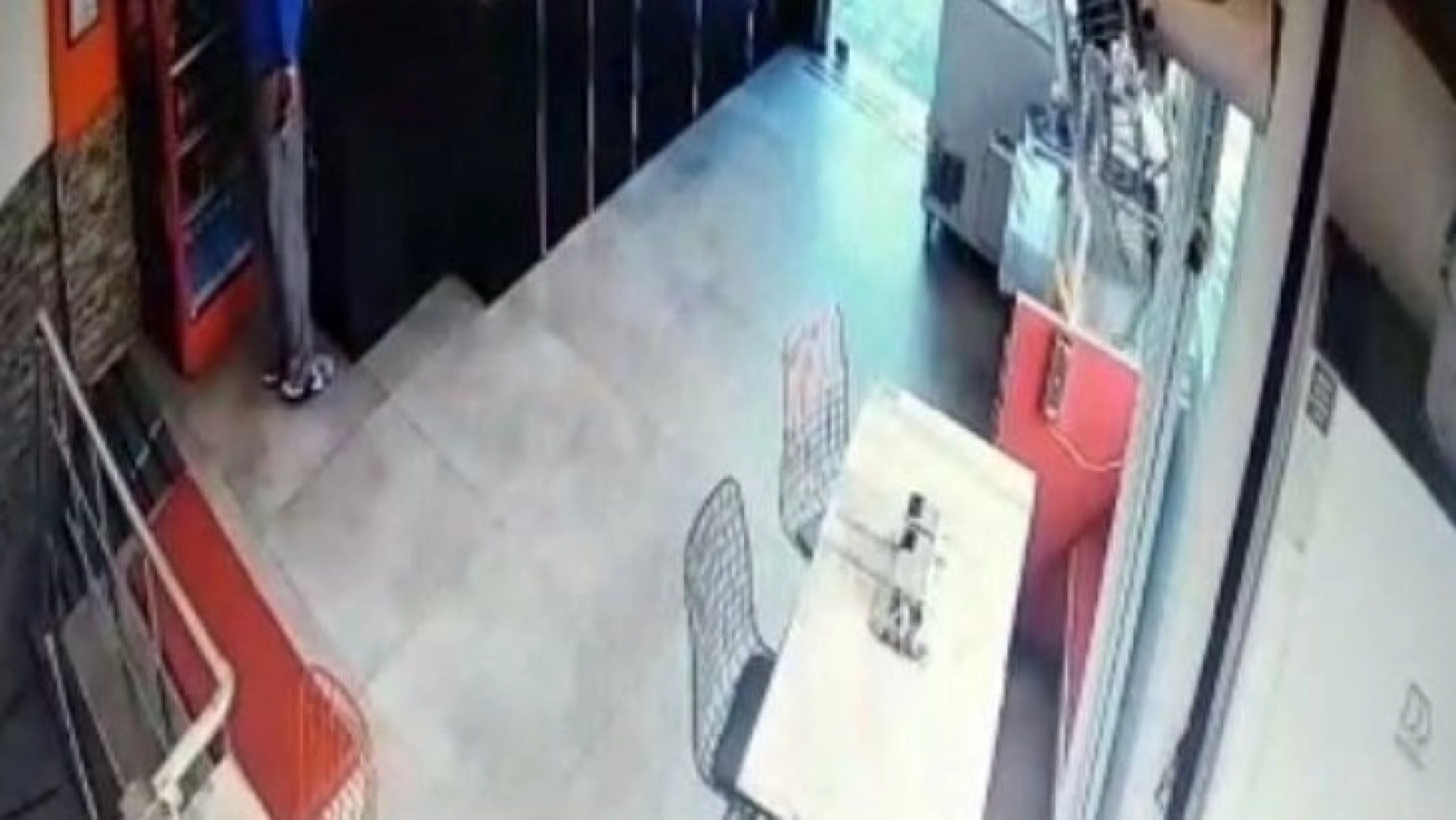 15 saniyede kasayı soyan hırsız kameraya yakalandı