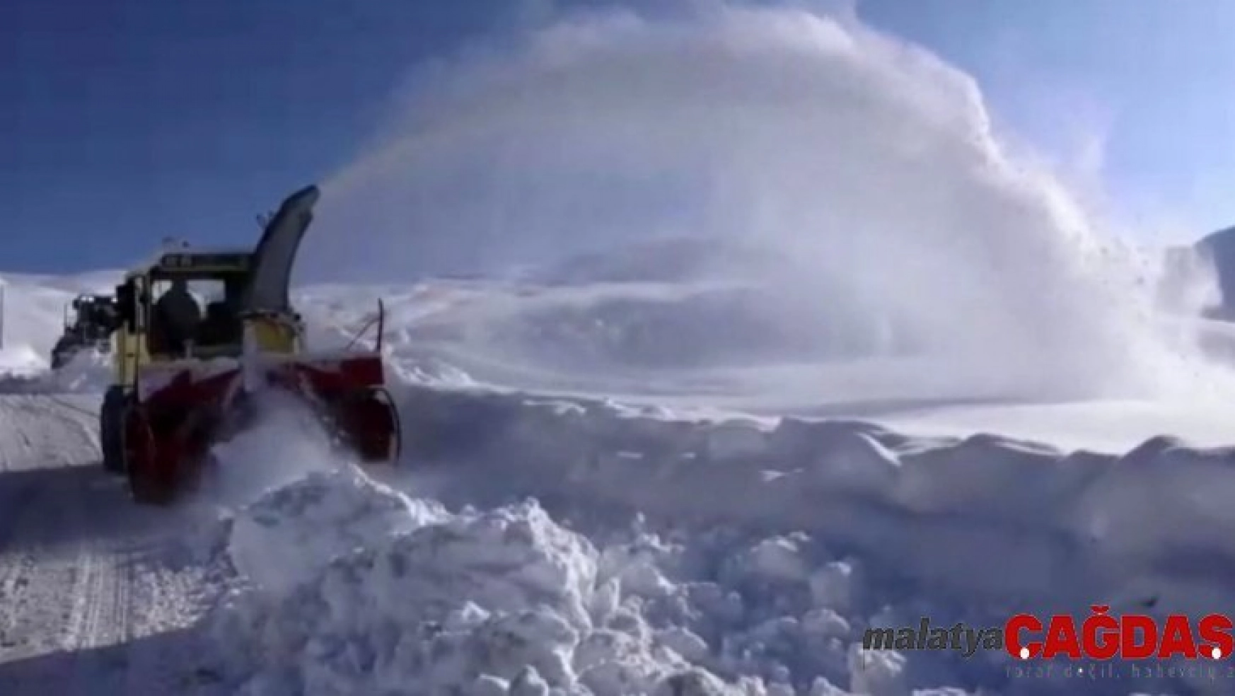 2 bin 800 rakımda yapılan karla mücadele çalışmaları havadan görüntülendi