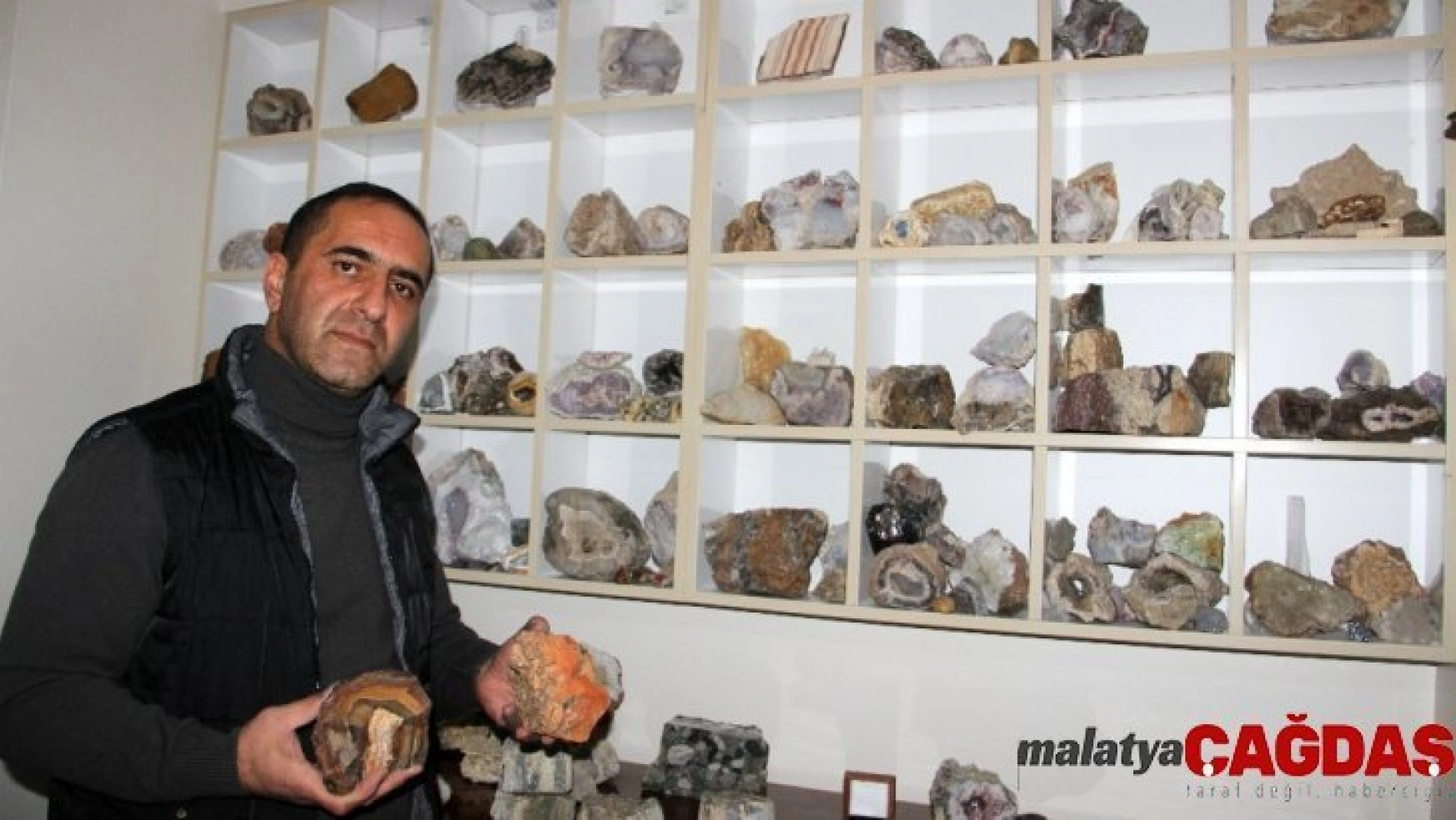 20 yıldır topladığı değerli taşlarla evini adeta müzeye çevirdi