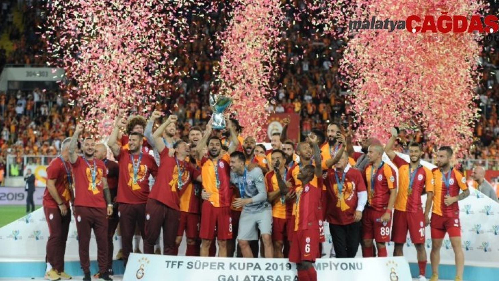 2019 TFF Süper Kupa'nın Şampiyonu Galatasaray kupayı kaldırdı