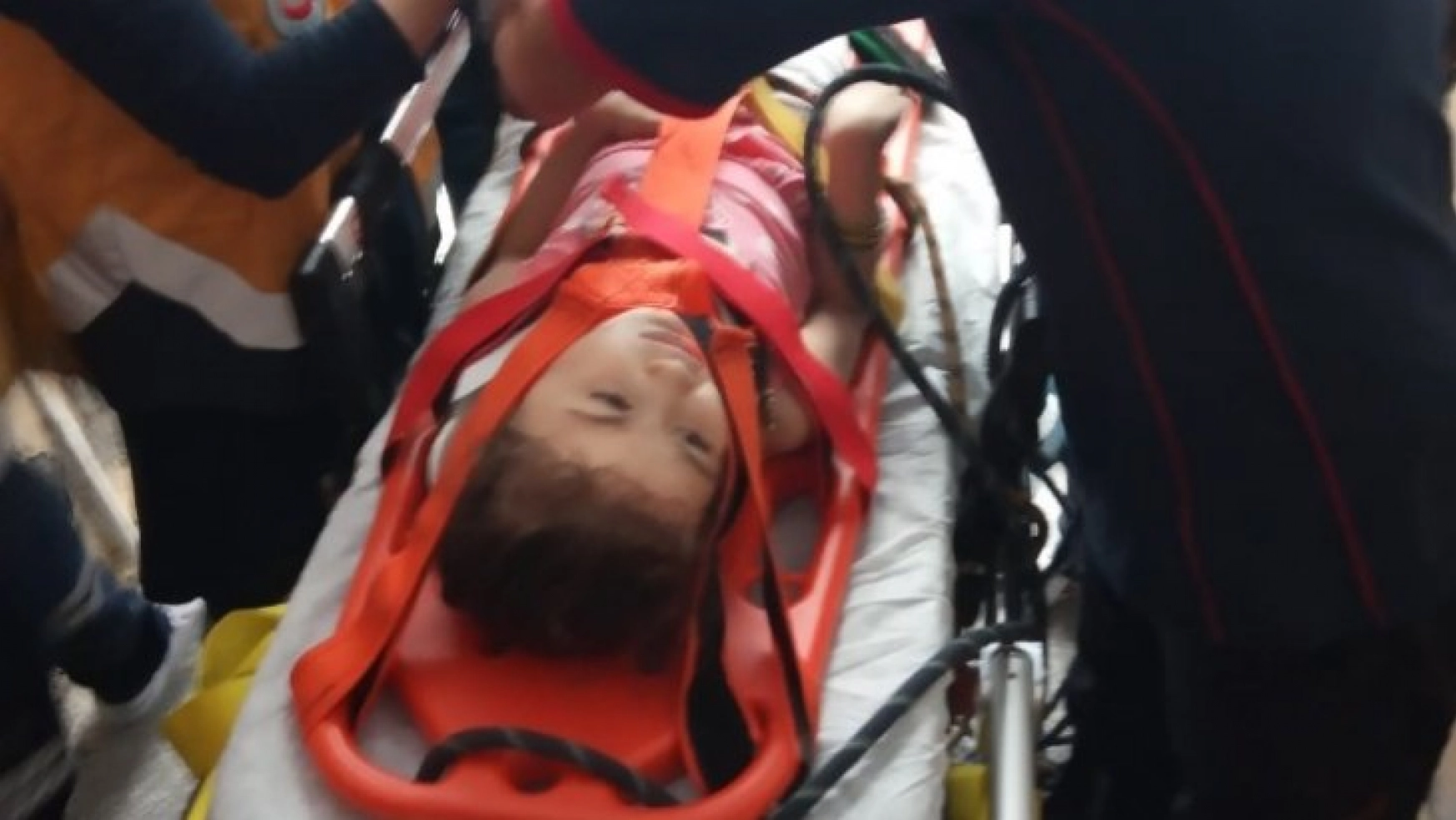 3. kattan havalandırma boşluğuna düşen çocuk yaralandı