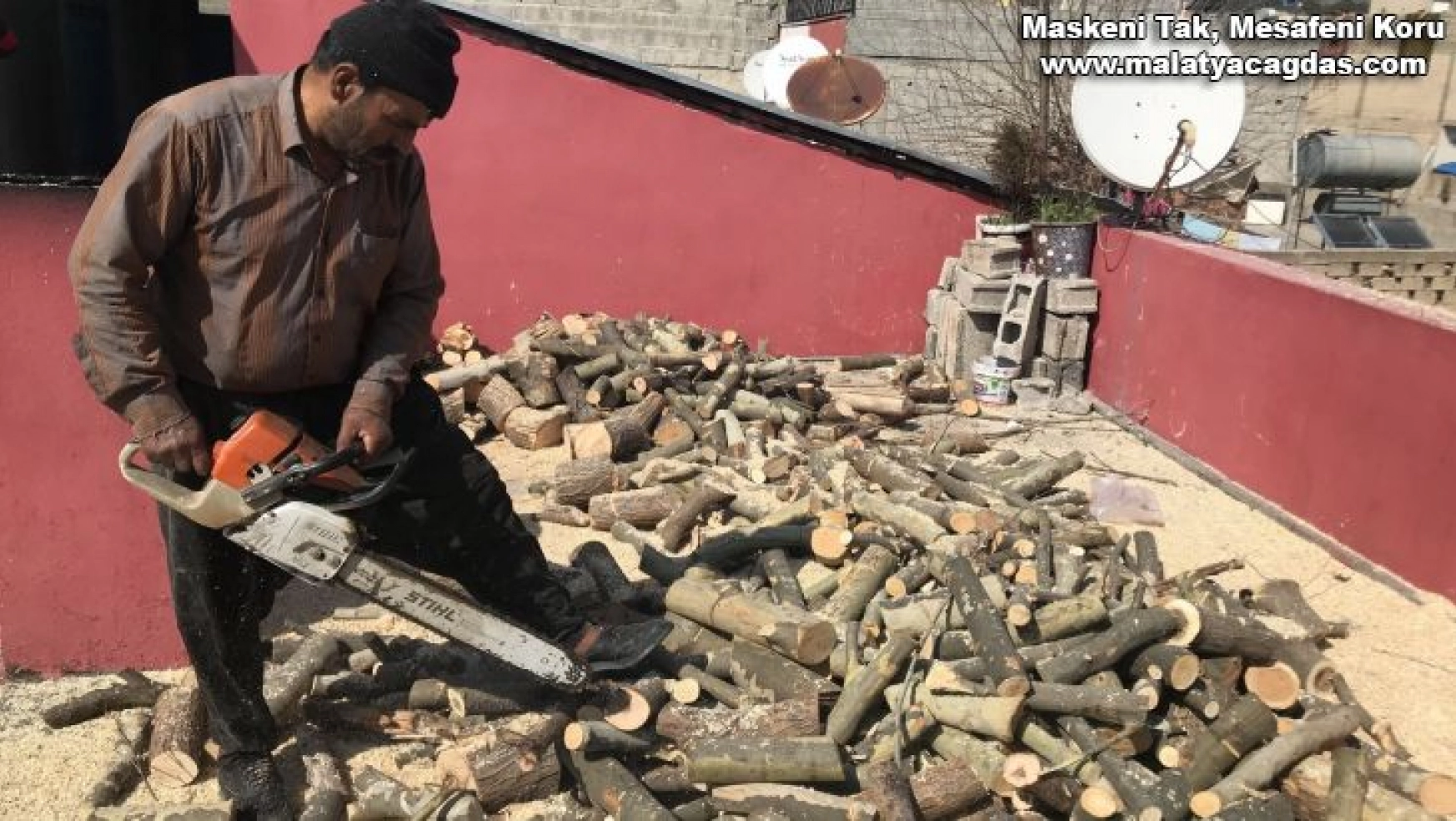 35 yıldır mahalle mahalle gezip odun keserek ailesinin geçimini sağlıyor