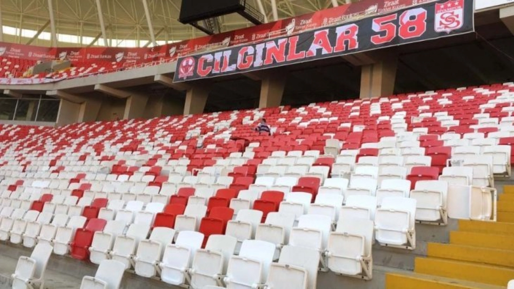 4 Eylül Stadyumu'ndaki kırık koltuklar yenileniyor