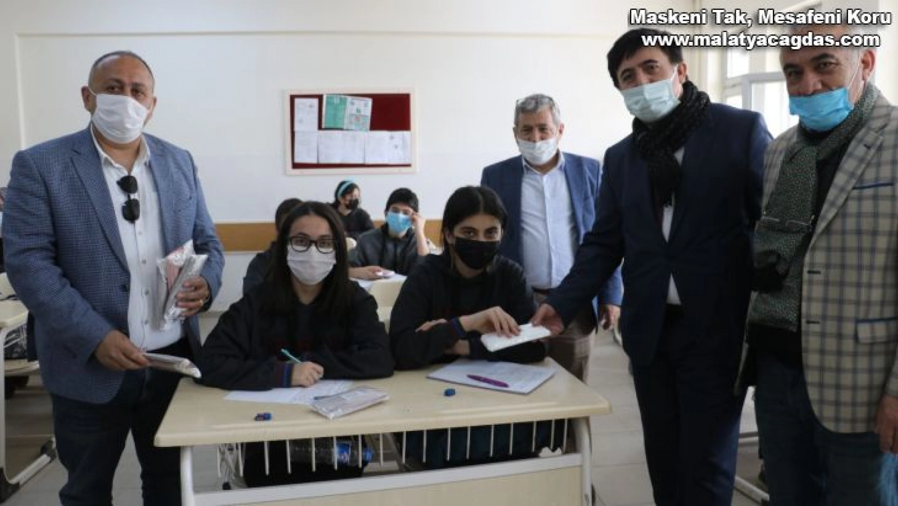 50 bin adet maske esnaf, öğrenciler ve vatandaşlara dağıtıldı