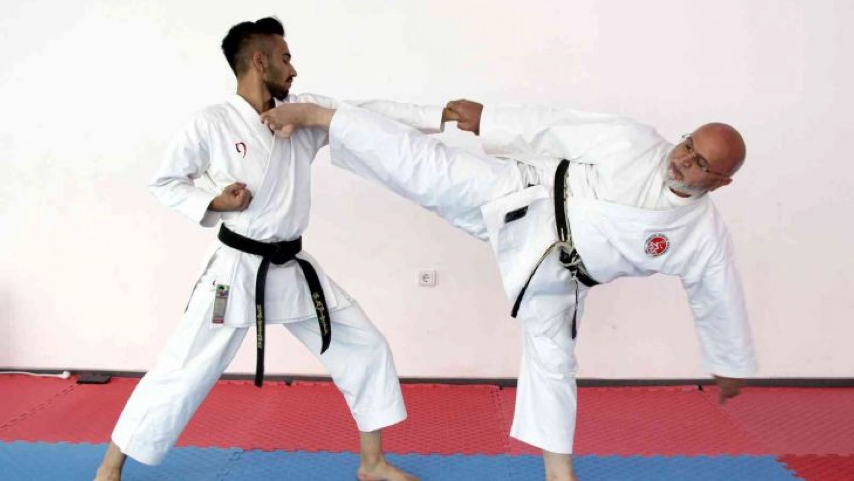 70'lik karateci gençlere taş çıkartıyor